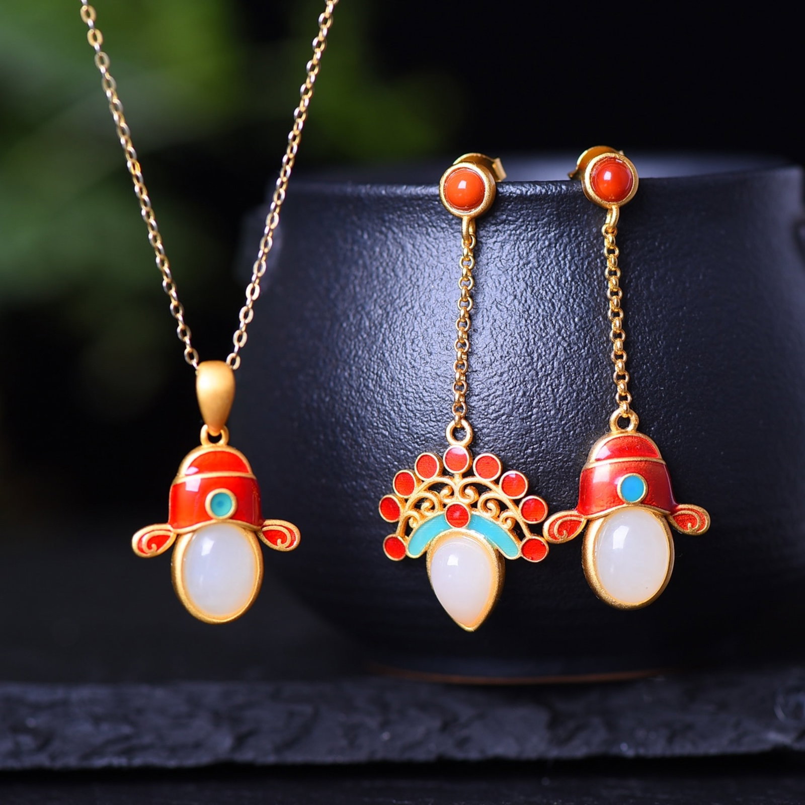 A Set of Fine Sterling Silver-Gold Plated Inlaid White Jade Jewelrys: A Set of Fine Sterling Silver-Gold Plated Inlaid White Jade Jewelrys,Size:(Pendant)7mmx9mm,(Earrings)7mmx9mm 一套纯银镀金镶白玉首饰