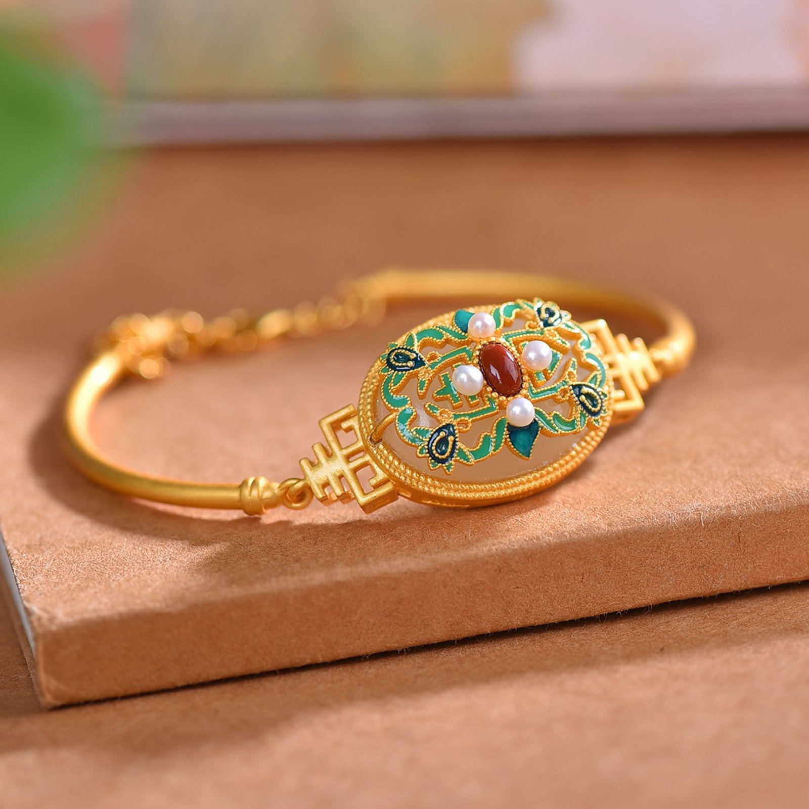 An Exquisite Sterling Silver-Gold Plated Inlaid White Jade Enamel Bracelets,Inlaid Pearls: An Exquisite Sterling Silver-Gold Plated Inlaid White Jade Enamel Bracelets,Inlaid Pearls,Size:15mmx20mm