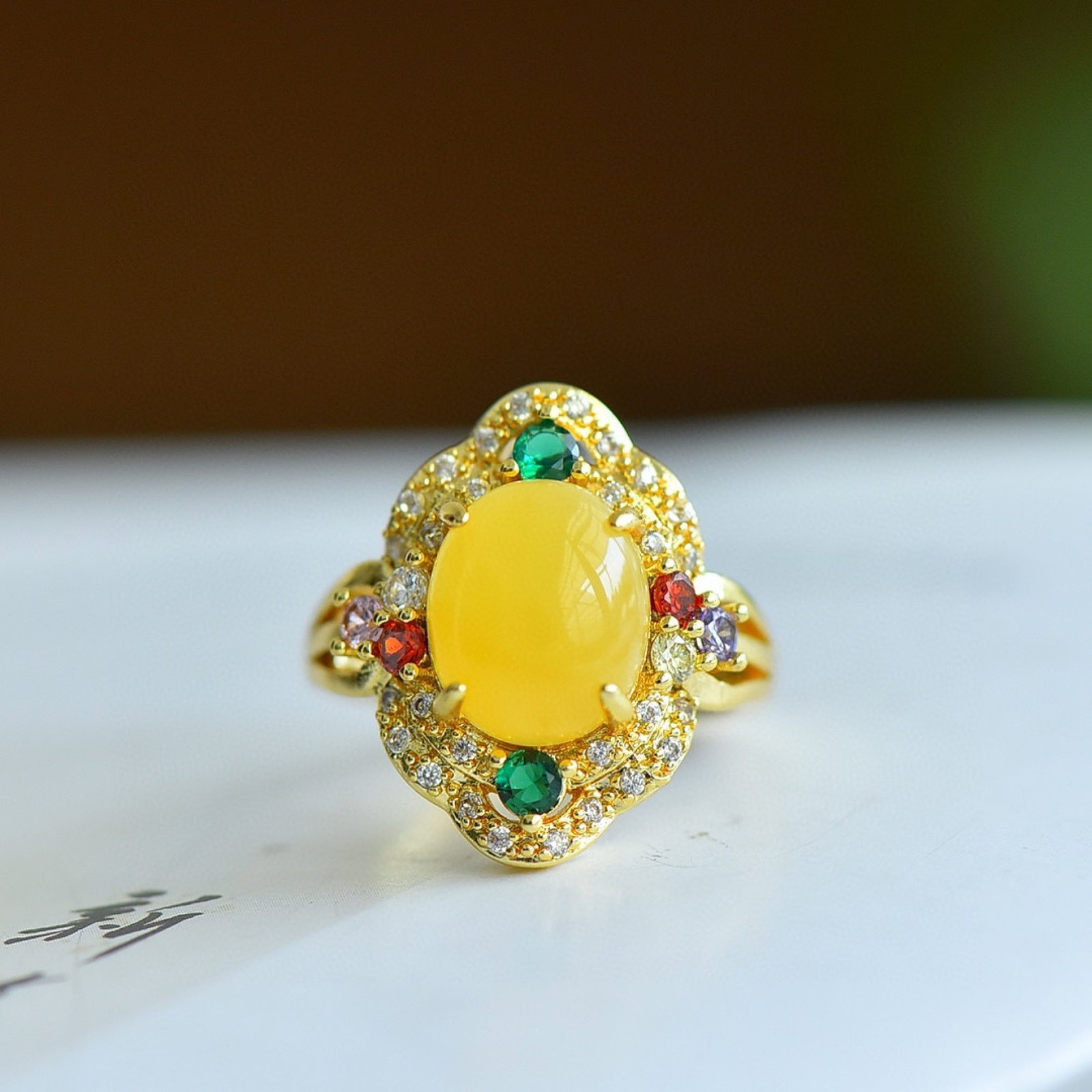 An Exquisite Bronze-Gold Plated Inlaid Beeswax Ring,Inlaid Diamond: An Exquisite Bronze-Gold Plated Inlaid Beeswax Ring,Inlaid Diamond,Size:10mmx12mm 铜镀金镶蜜蜡戒指,嵌钻石