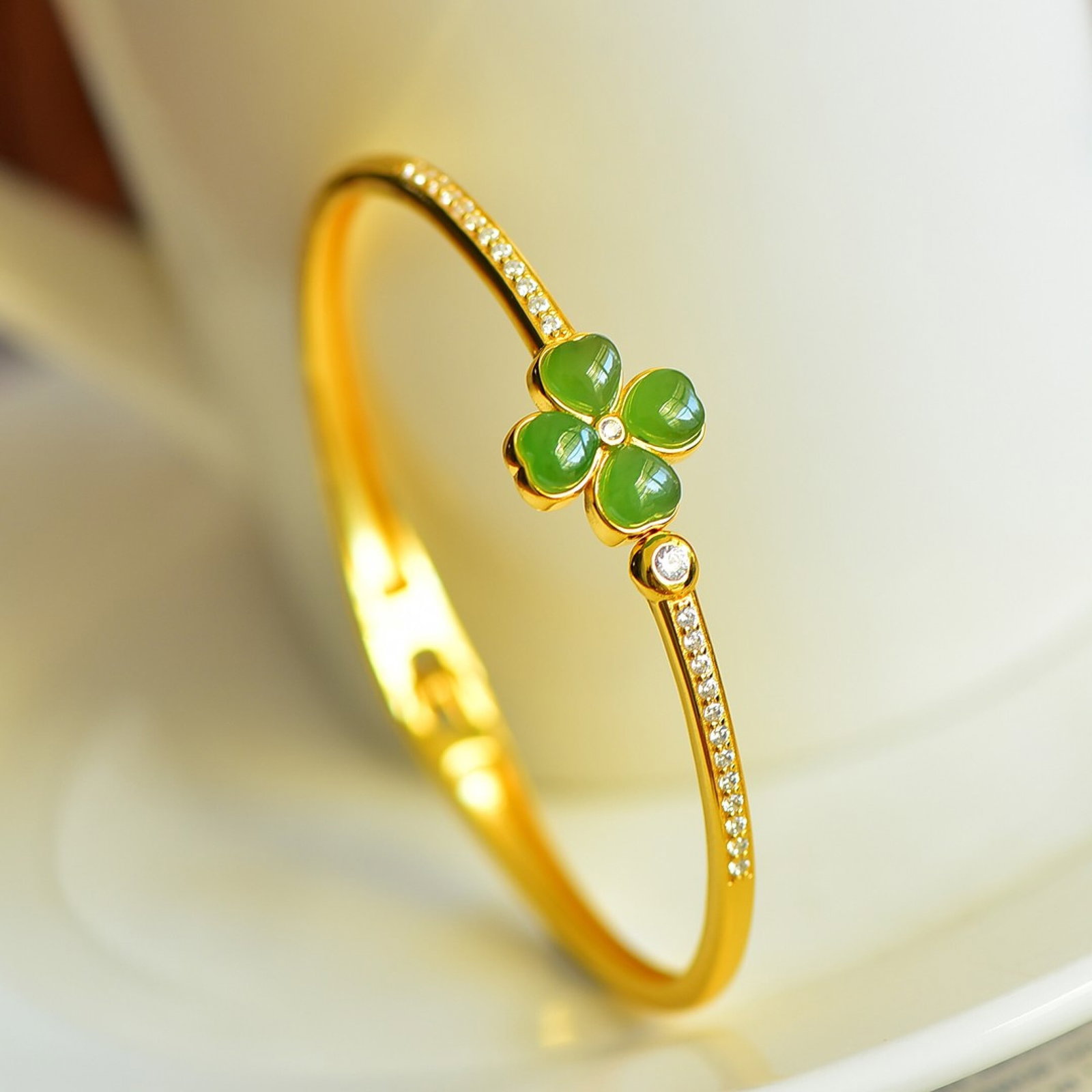 An Exquisite Sterling Silver-Gold Plated Inlaid White Jade Bracelets,Inlaid Diamonds: An Exquisite Sterling Silver-Gold Plated Inlaid White Jade Bracelets,Inlaid Diamonds,Size:5mmx5mm 纯银镀金镶白玉手镯,嵌钻石