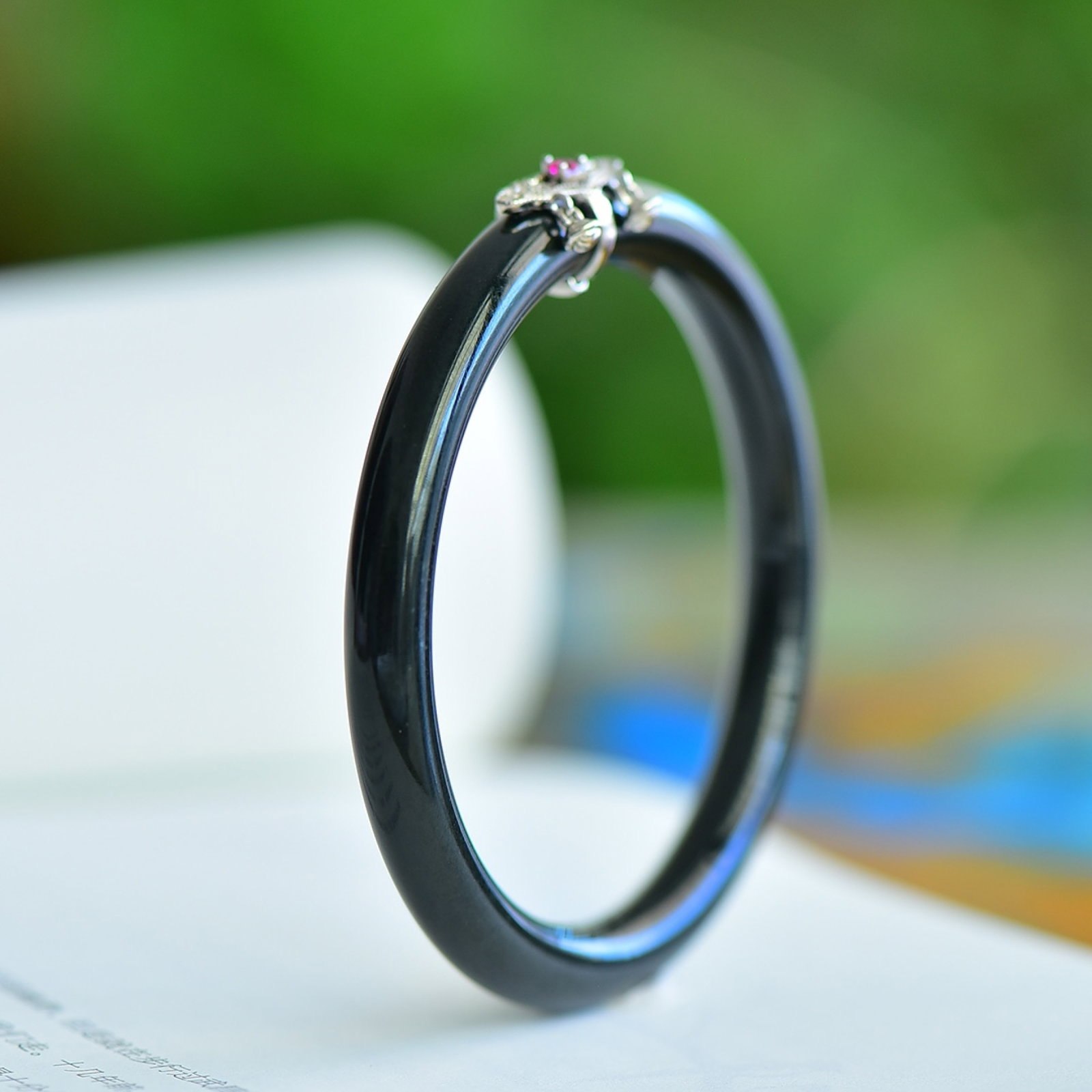 An Exquisite Sterling Silver Inlaid Black Jade Bracelets: An Exquisite Sterling Silver Inlaid Black Jade Bracelets 纯银镶黑玉手镯