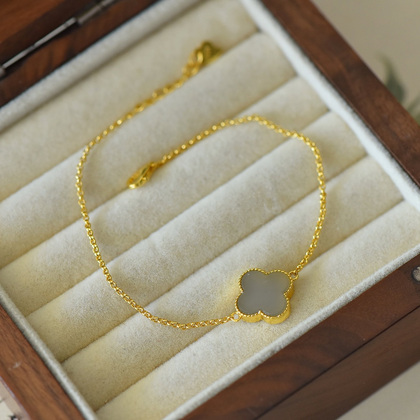 An Exquisite Sterling Silver-Gold Plated Inlaid Hotan Jade Bracelet: An Exquisite Sterling Silver-Gold Plated Inlaid Hotan Jade Bracelet Size:12mmx12mm 纯银镀金镶和田玉手链