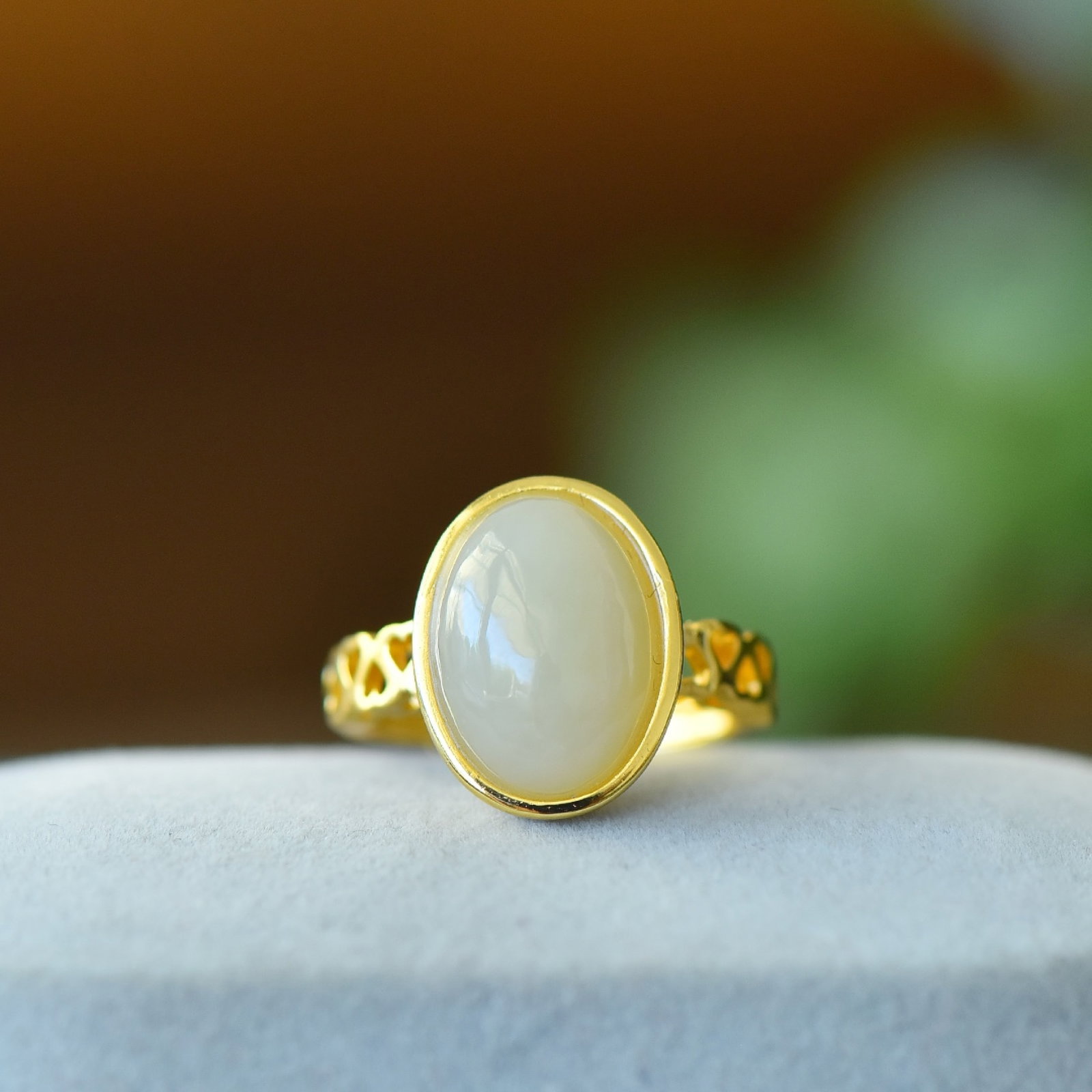 An Exquisite Bronze-Gold Plated Inlaid White Jade Ring: An Exquisite Bronze-Gold Plated Inlaid White Jade Ring,Size:10mmx14mm 铜镀金镶白玉戒指