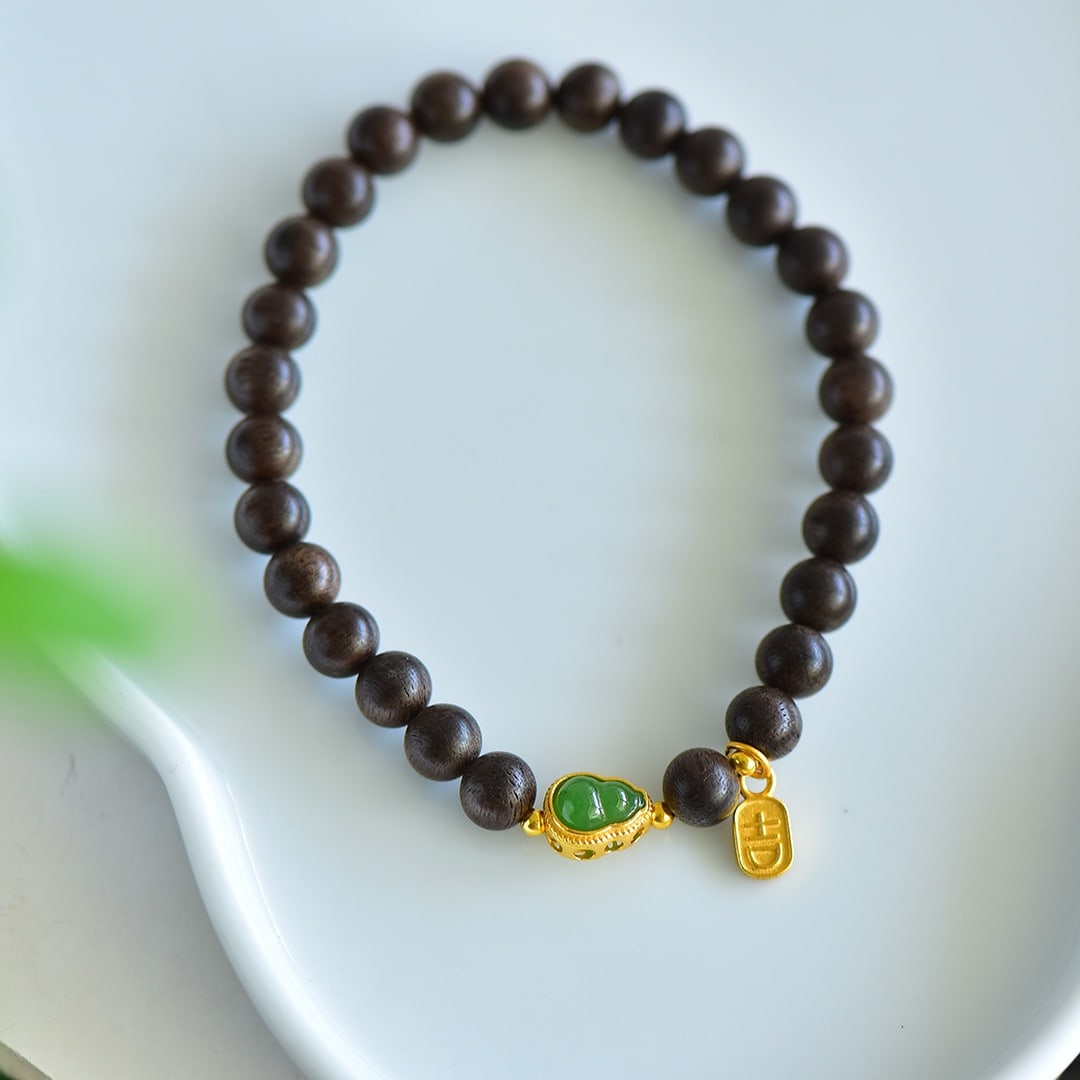 An Exquisite Eaglewood Jasper Bracelets: An Exquisite Eaglewood Jasper Bracelets,Size:6mm 沉香木镶碧玉手串