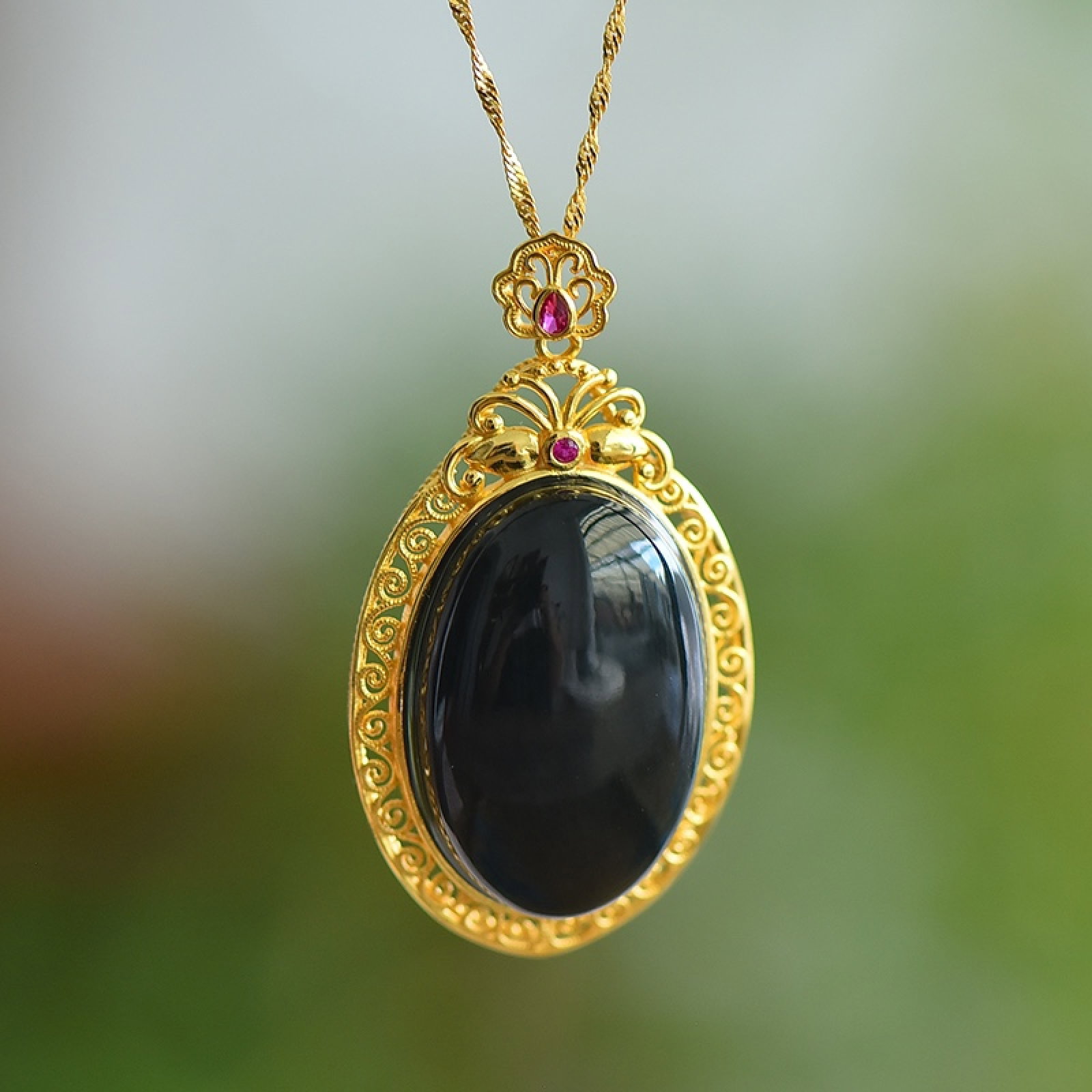 An Exquisite Sterling Silver-Gold Plated Inlaid Black Jade Pendant: An Exquisite Sterling Silver-Gold Plated Inlaid Black Jade Pendant,Size:20mmx30mm 纯银镀金镶黑玉吊坠