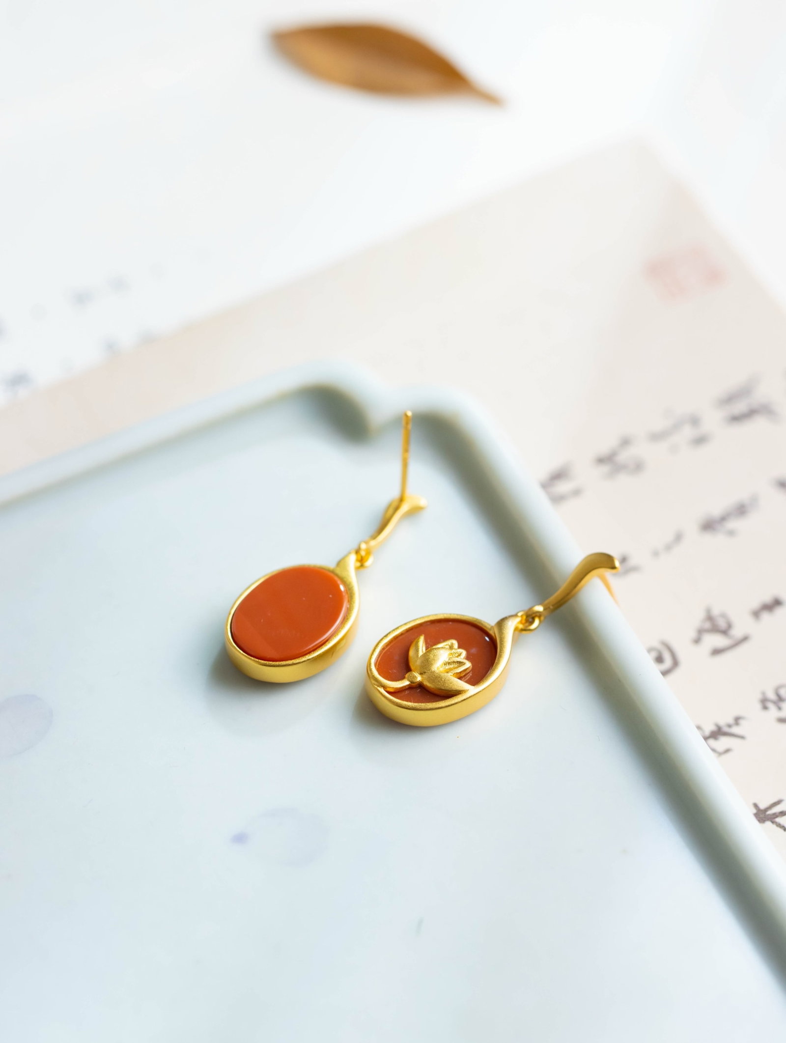 A Pair of Exquisite Sterling Silver-Gold Plated Inlaid Agate Earrings: A Pair of Exquisite Sterling Silver-Gold Plated Inlaid Agate Earrings 一对纯银镀金镶玛瑙耳环