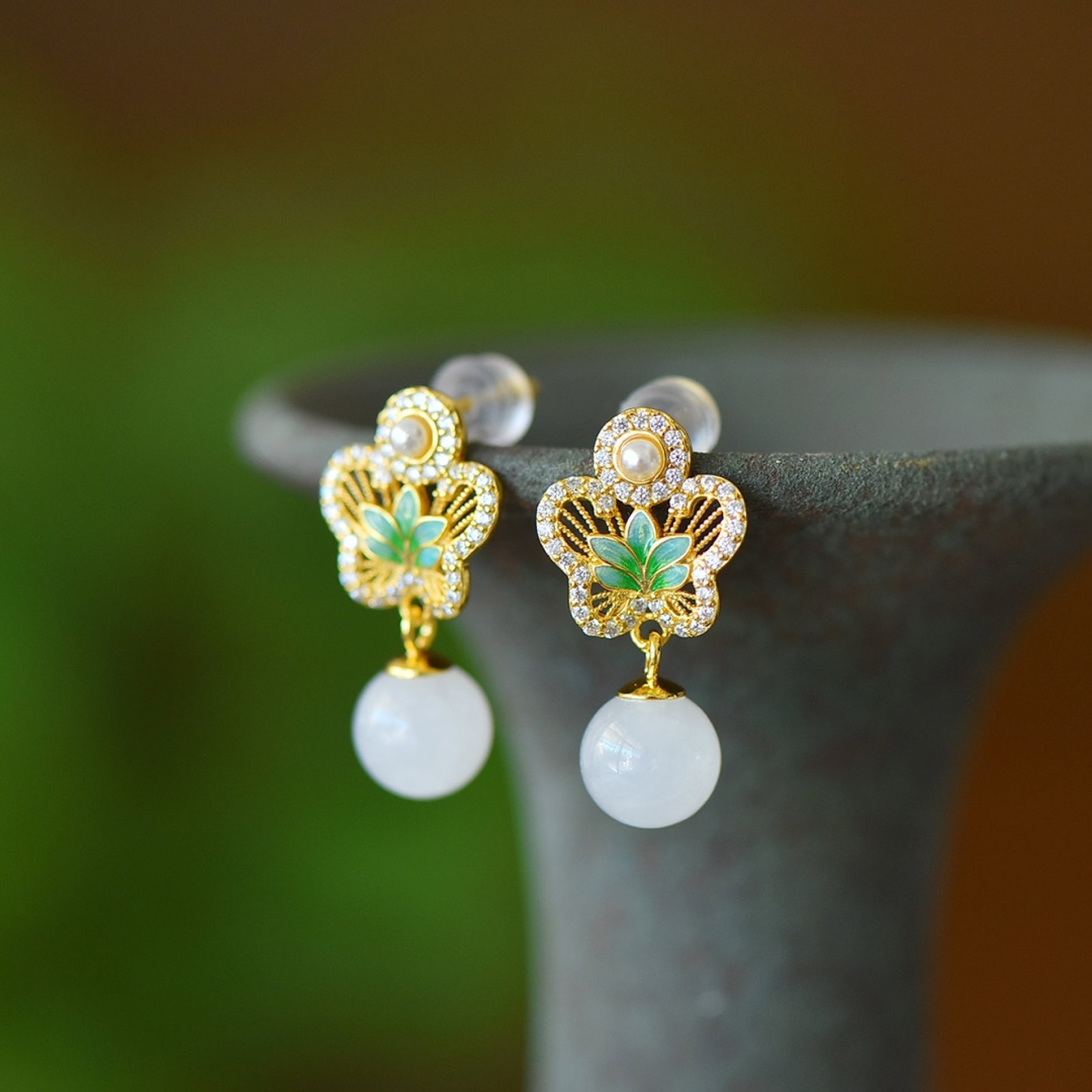 A Pair of Exquisite Sterling Silver-Gold Plated Inlaid White Jade Enamel Earrings,Inlaid Gems: A Pair of Exquisite Sterling Silver-Gold Plated Inlaid White Jade Enamel Earrings,Inlaid Gems Size:8mmx8mm