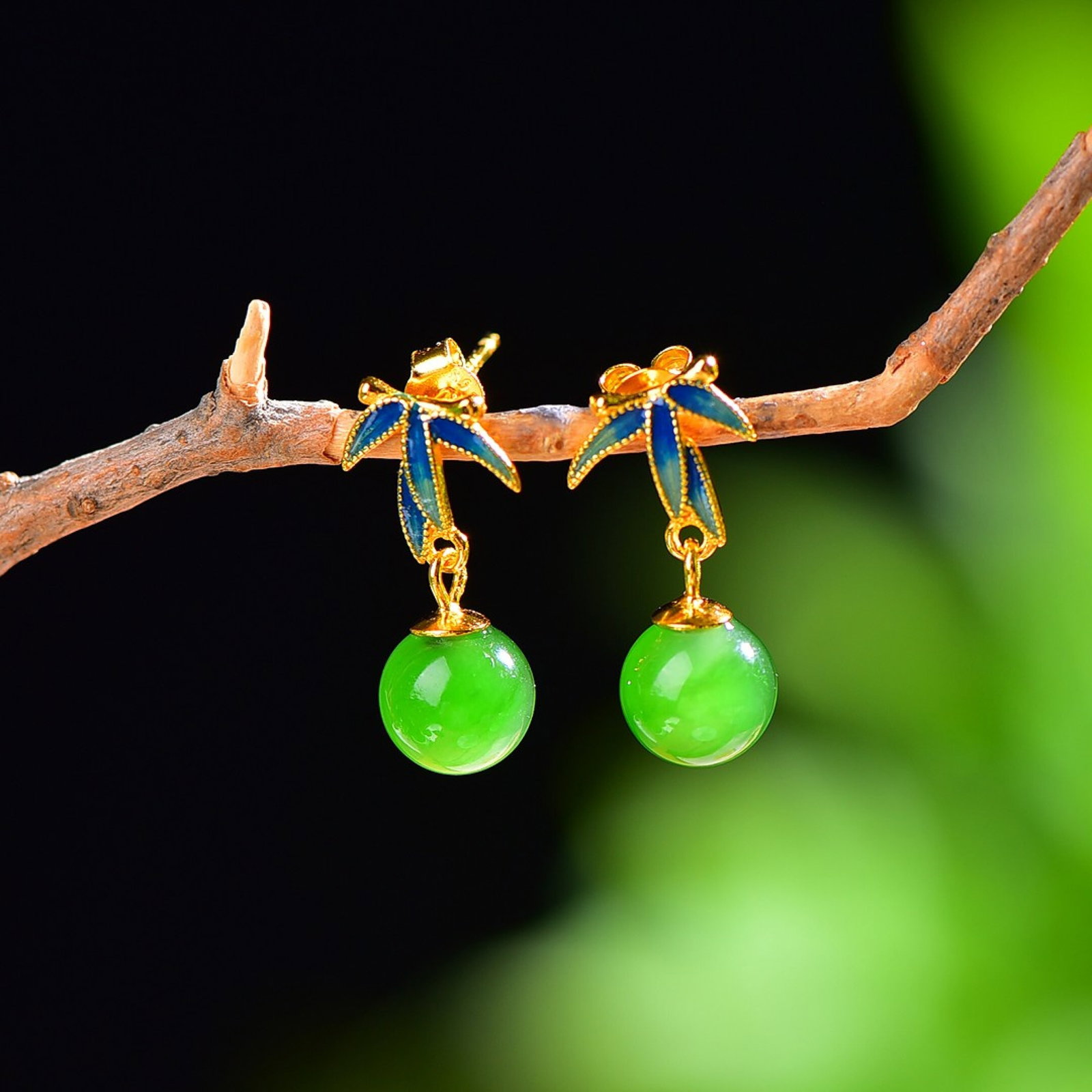 A Pair of Exquisite Sterling Silver-Gold Plated Inlaid Jasper Enamel Earrings: A Pair of Exquisite Sterling Silver-Gold Plated Inlaid Jasper Enamel Earrings,Size:8mmx8mm 一对纯银镀金镶碧玉珐琅耳环