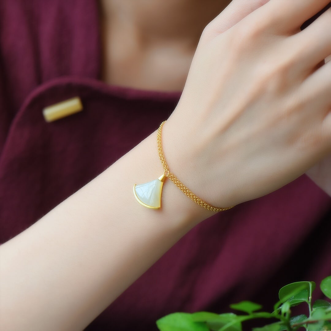 An Exquisite Sterling Silver-Gold Plated Inlaid White Jade Bracelet: An Exquisite Sterling Silver-Gold Plated Inlaid White Jade Bracelet,Size:18mmx20mm 纯银镀金镶白玉手链