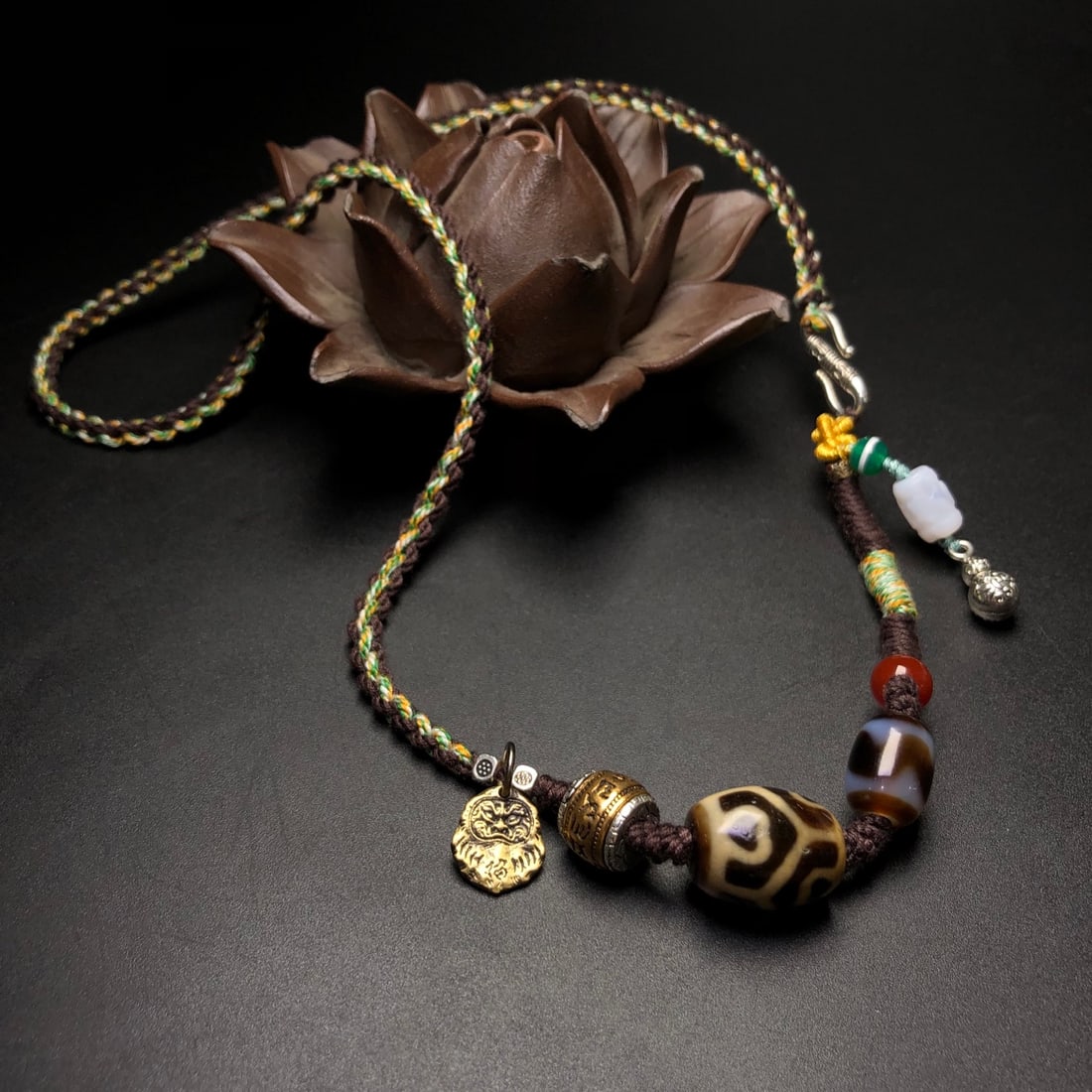 An Exquisite Dzi Bead Necklace: An Exquisite Dzi Bead Necklace,Size:(Lotus)18mmx15mm,14mmx10mm 天珠项链