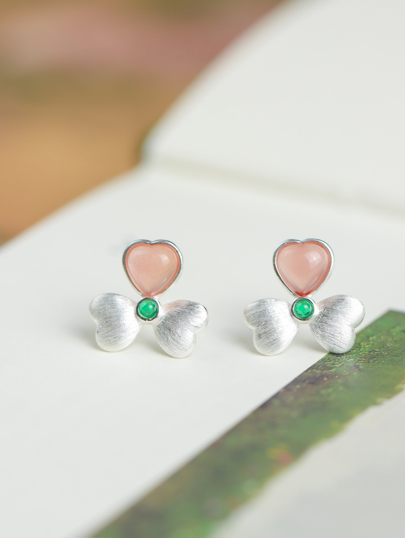 A Pair of Exquisite Sterling Silver Inlaid Agate Earrings: A Pair of Exquisite Sterling Silver Inlaid Agate Earrings 一对纯银镶玛瑙耳钉