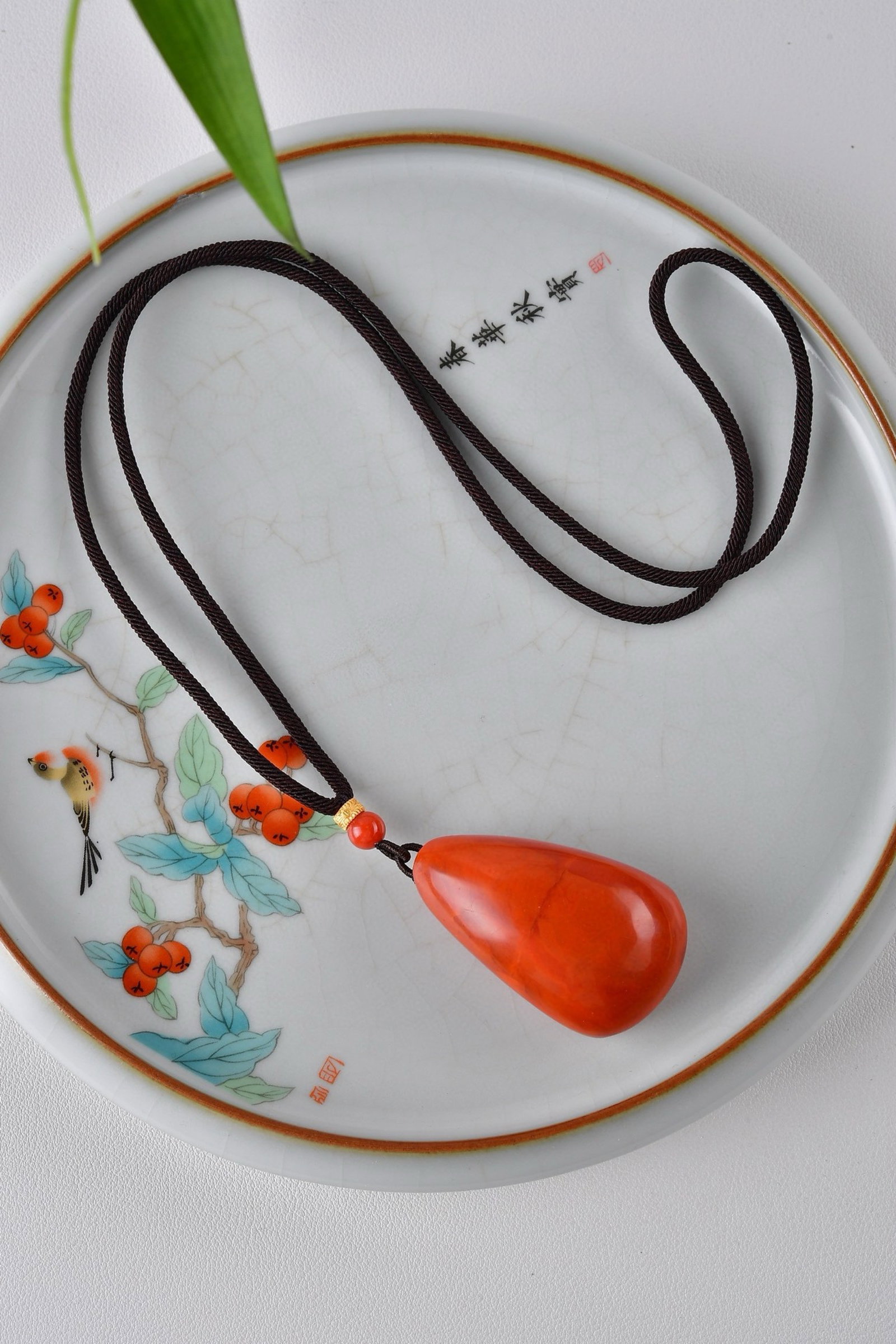 An Exquisite Agate Pendant: An Exquisite Agate Pendant,Size:50.2mmx30.4mmx23mm,Total Weight:52.7g 玛瑙吊坠