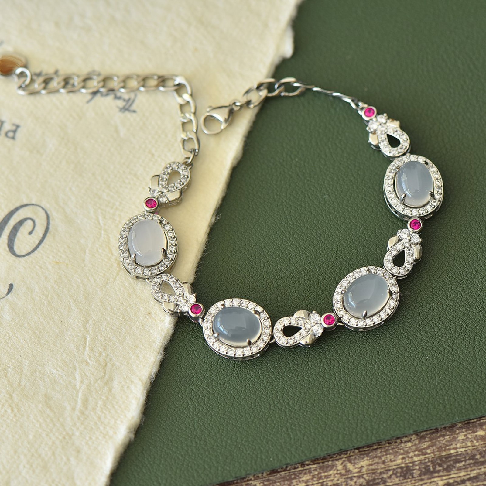 An Exquisite Bracelets,Inlaid Diamond: An Exquisite Bracelets Size:8mmx10mm 手链