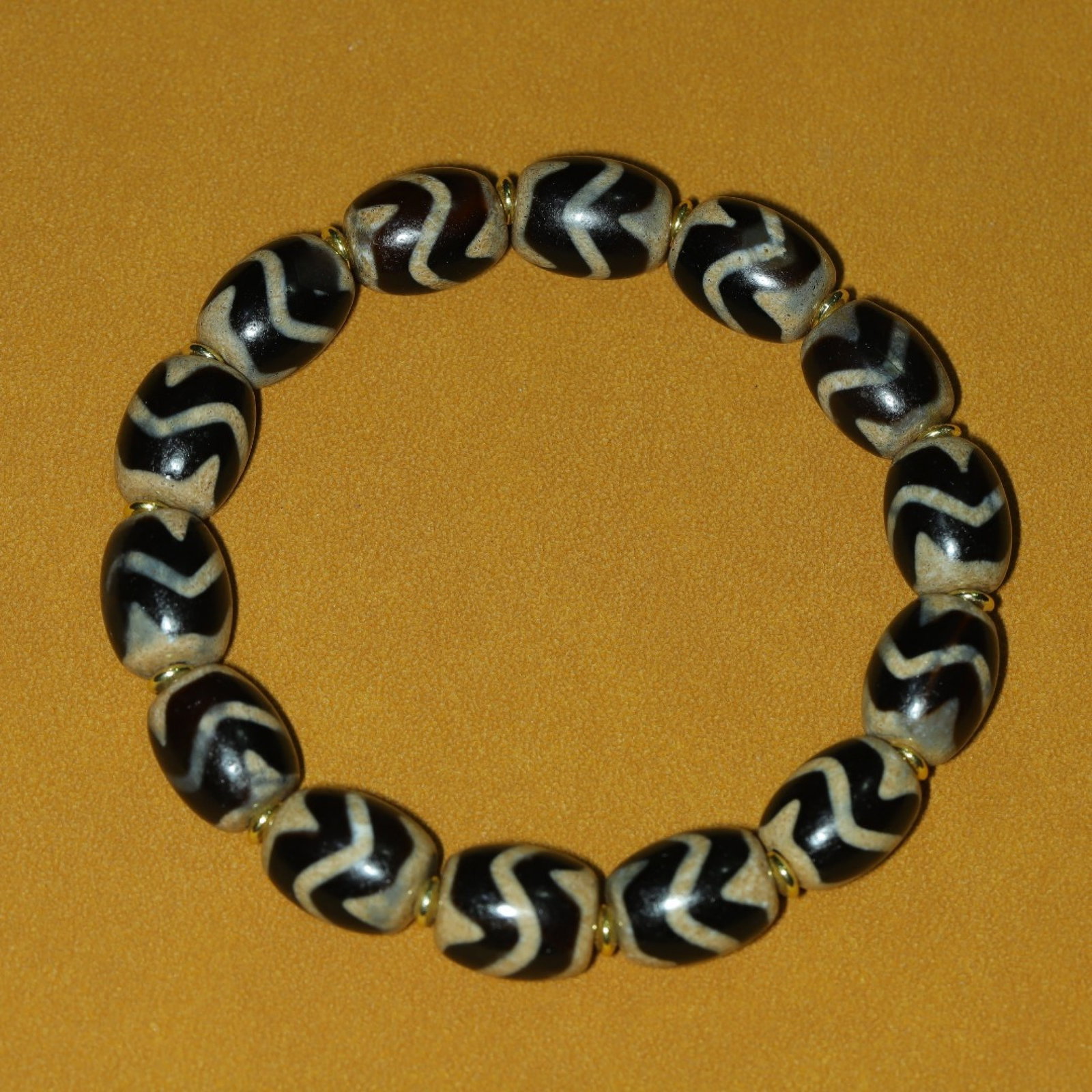 An Exquisite Dzi Bead Bracelets: An Exquisite Dzi Bead Bracelets,Size:14mmx12mm,Weight:51g 天珠手链