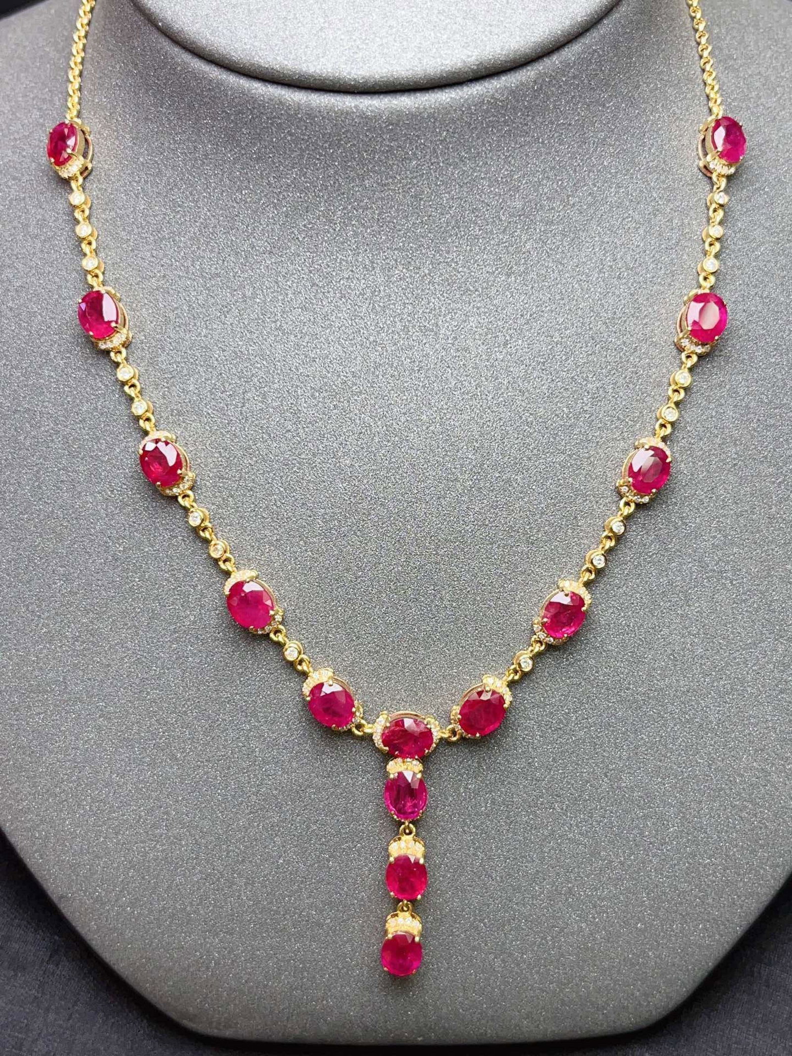 A Exquisite 18k Gold Inlaid 9.85ct Natural Ruby Necklace,Inlaid Diamond: A Exquisite 18k Gold Inlaid 9.85ct Natural Ruby Necklace,Inlaid Diamond,Total Weight:7.81g 18k金镶 9.85ct 天然红宝石项链,嵌钻石
