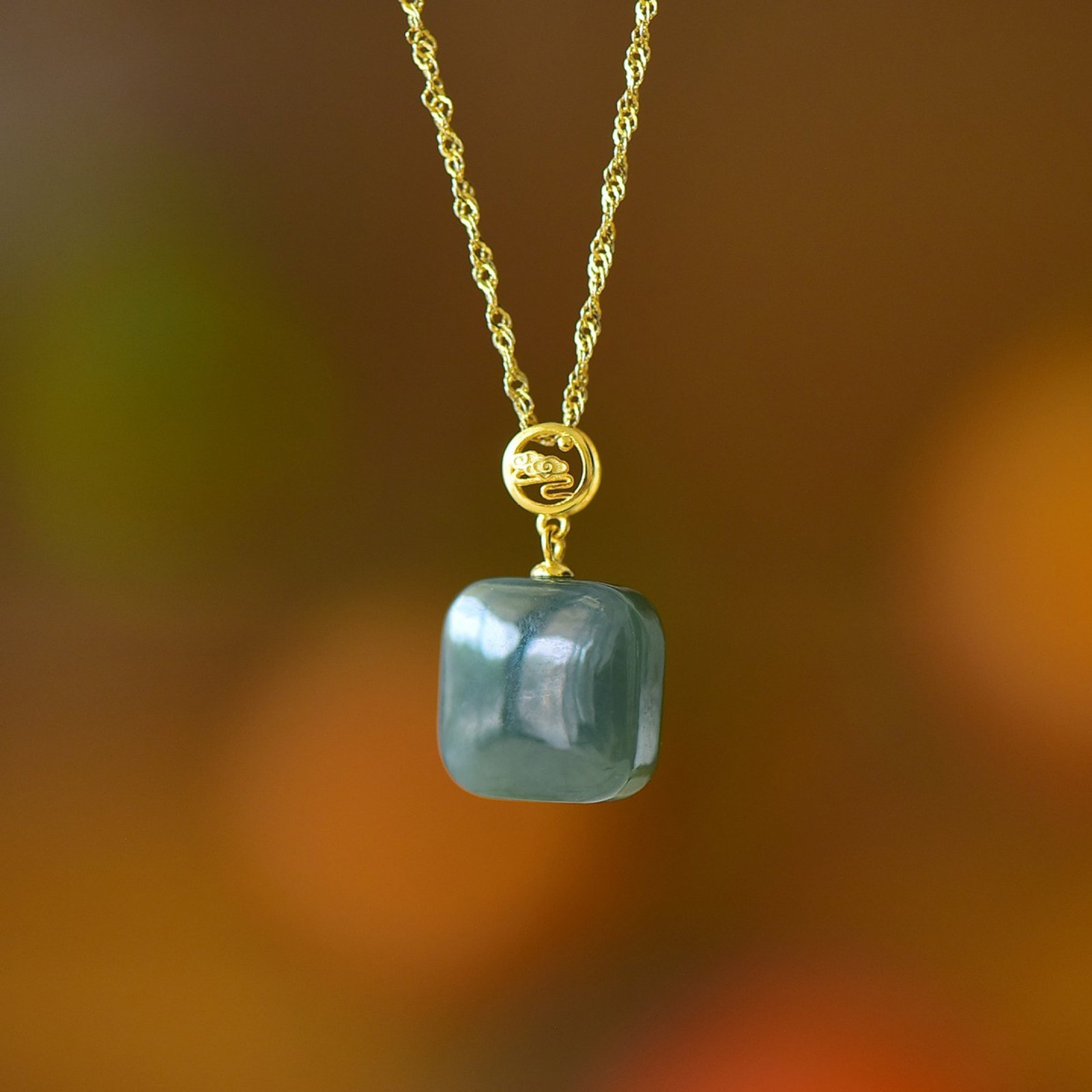 An Exquisite Sterling Silver-Gold Plated Inlaid Sapphire Pendant: An Exquisite Sterling Silver-Gold Plated Inlaid Sapphire Pendant,Size:14mmx14mm 纯银镀金镶青玉吊坠