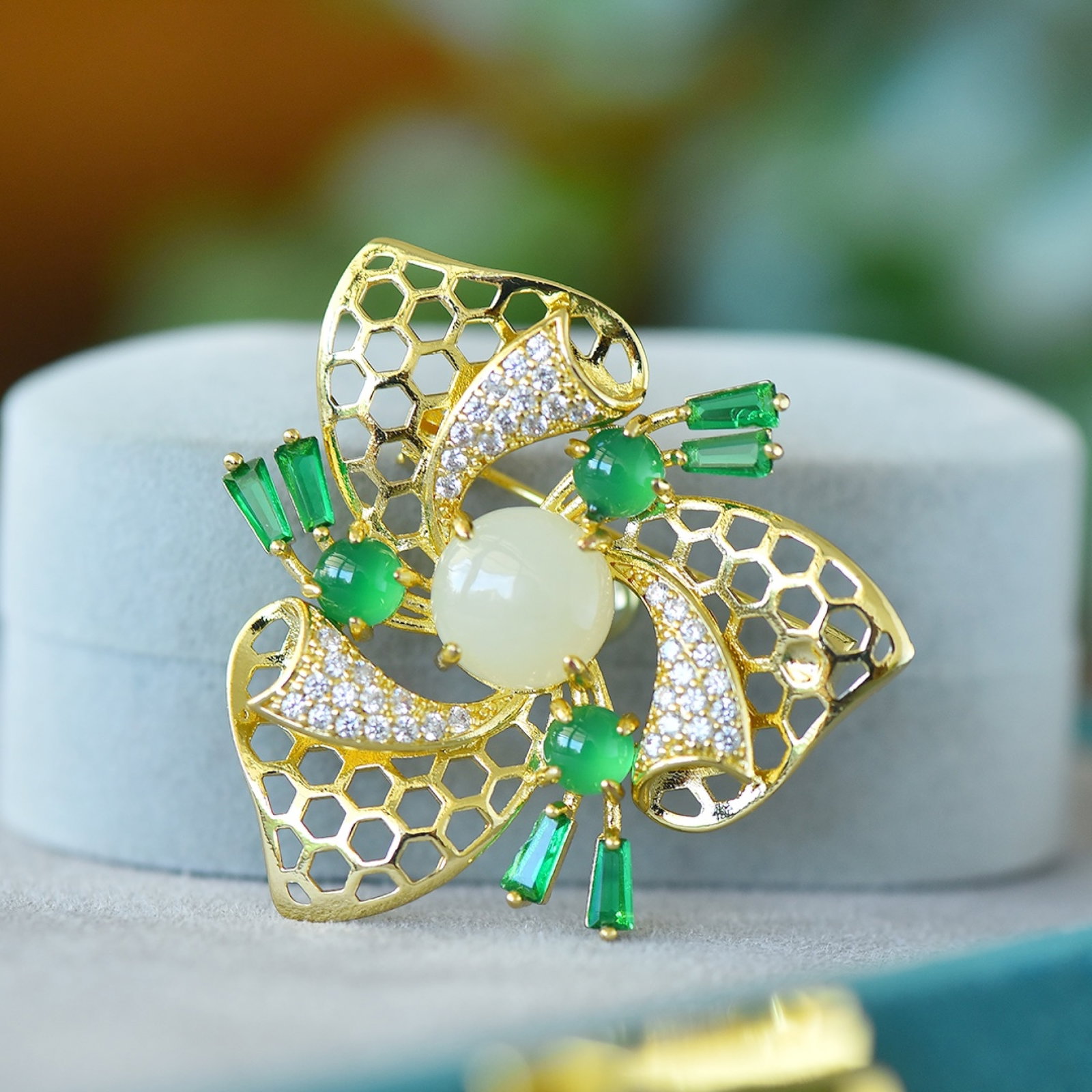 An Exquisite Bronze-Gold Plated Inlaid White Jade Flower Brooch,Inlaid Diamond: An Exquisite Bronze-Gold Plated Inlaid White Jade Flower Brooch,Inlaid Diamond,Size:12mmx12mm 铜镀金镶白玉花卉胸针,嵌钻石