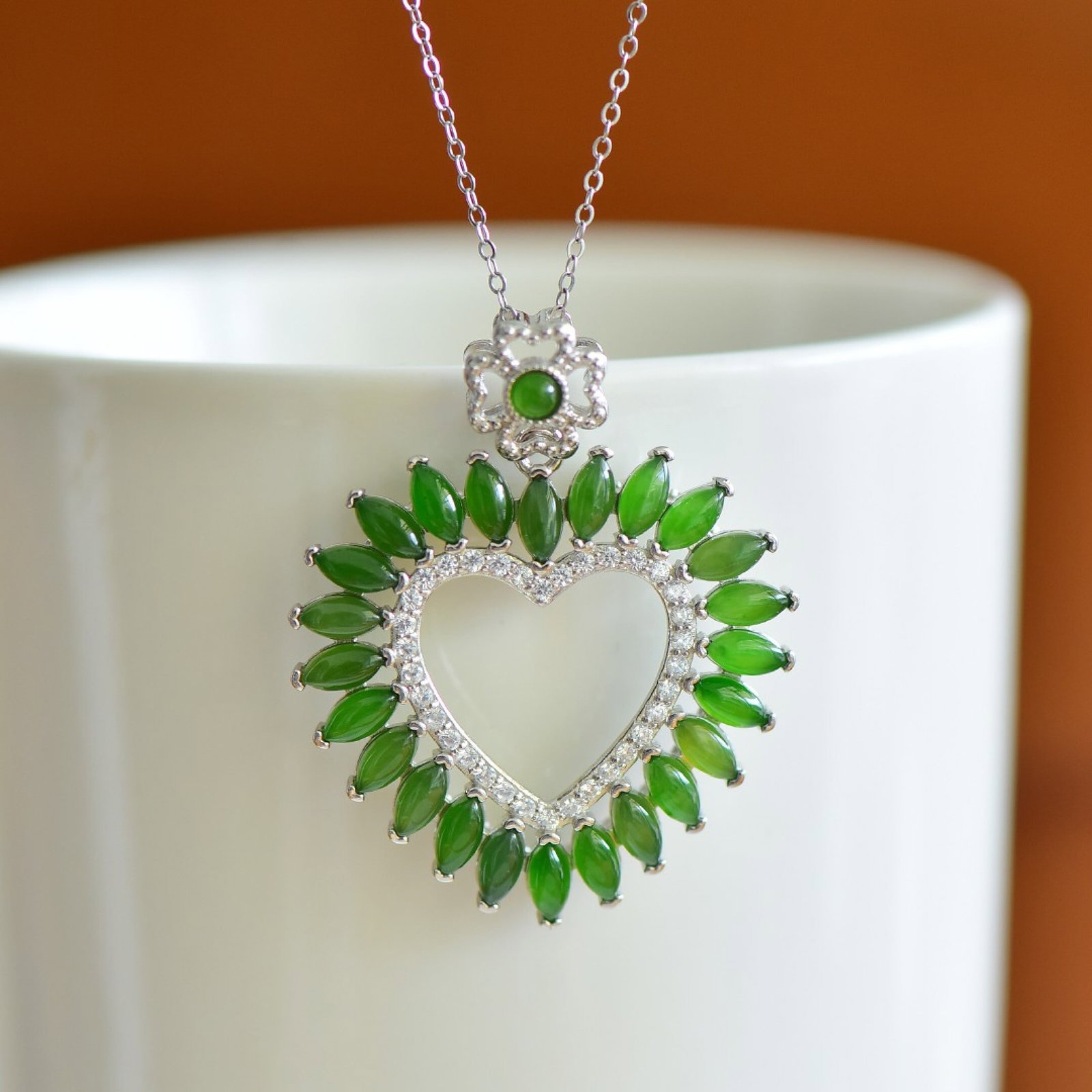 An Exquisite Sterling Silver Inlaid Jasper Pendant,Inlaid Diamonds: An Exquisite Sterling Silver Inlaid Jasper Pendant,Inlaid Diamonds,Size:4mmx6mm 纯银镶碧玉吊坠,嵌钻石