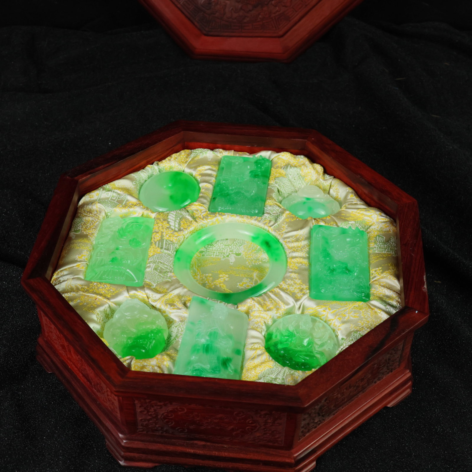 A Set of Fine Jadeite Buddha Pattern Jewelrys: A Set of Fine Jadeite Buddha Pattern Jewelrys 一套翡翠佛像纹首饰