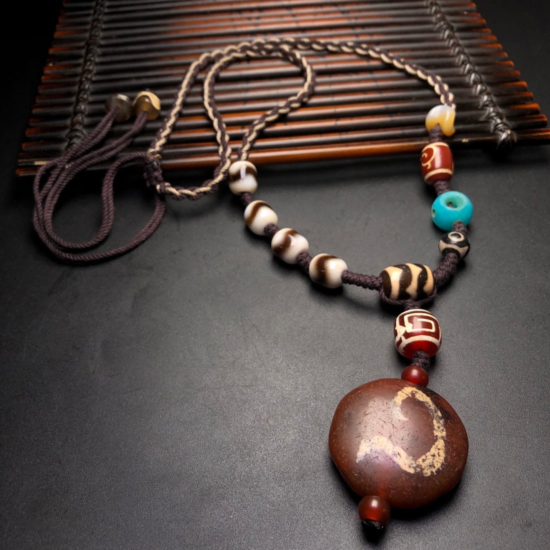 An Exquisite Dzi Bead Necklace: An Exquisite Dzi Bead Necklace,Size:37mmx13mm 天珠项链