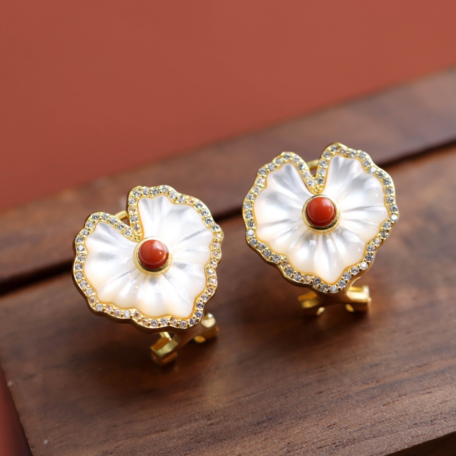 A Pair of Exquisite Sterling Silver-Gold Plated Inlaid Agate Earrings,Inlaid Diamond and Shell: A Pair of Exquisite Sterling Silver-Gold Plated Inlaid Agate Earrings,Inlaid Diamond and Shell 一对纯银镀金镶玛瑙耳钉,嵌钻