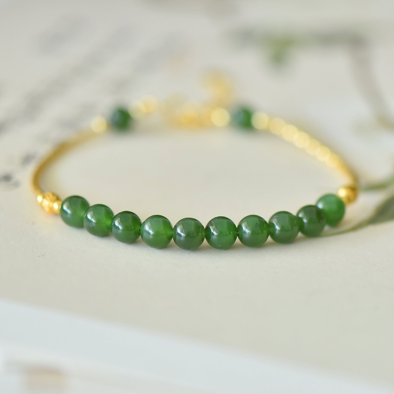 An Exquisite Sterling Silver-Gold Plated Inlaid Jasper Bracelet: An Exquisite Sterling Silver-Gold Plated Inlaid Jasper Bracelet Size:6mmm 纯银镀金镶碧玉手链