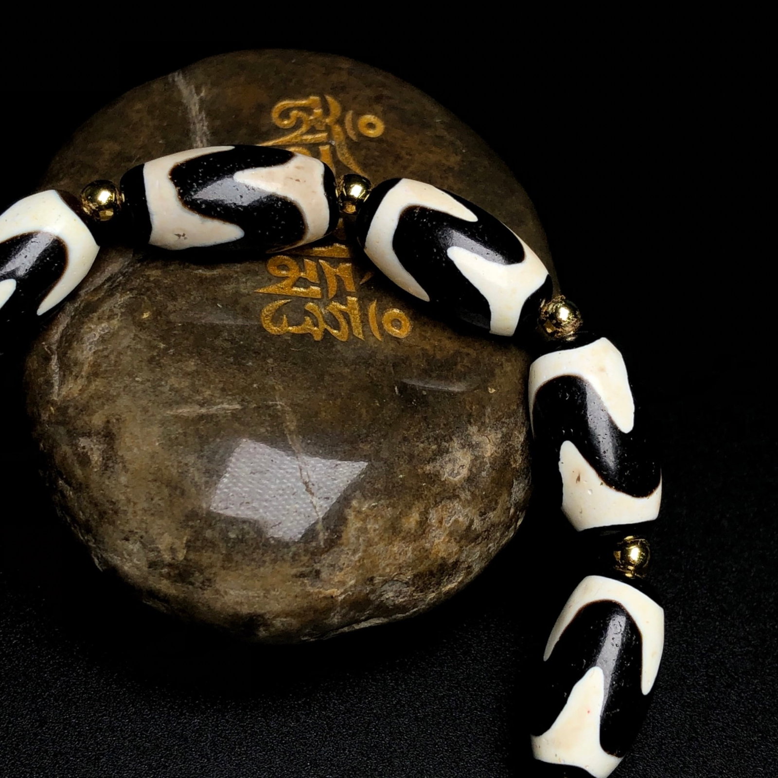 An Exquisite Dzi Bead Bracelets - 6