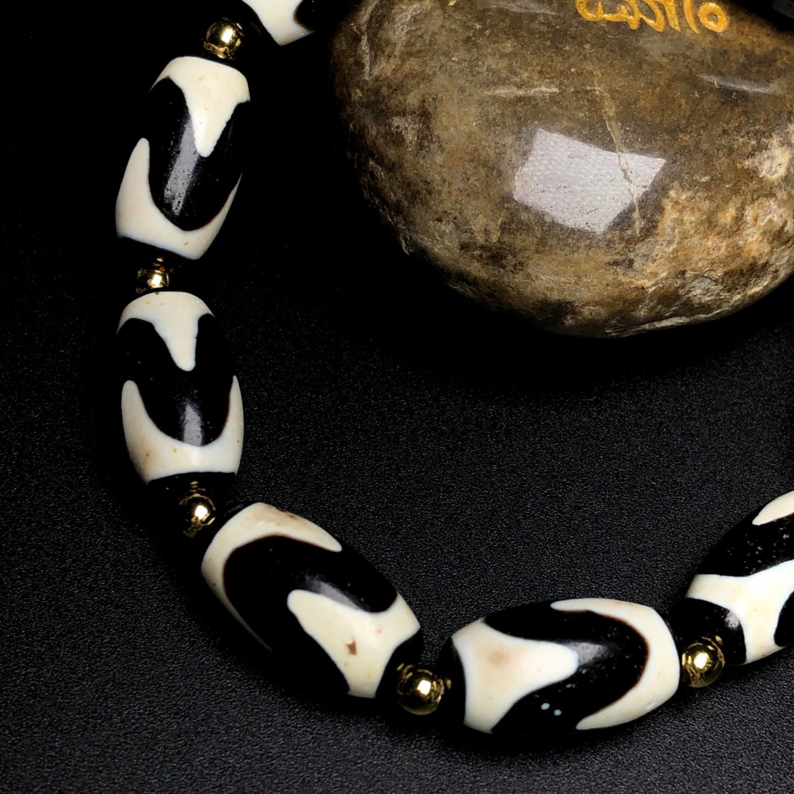 An Exquisite Dzi Bead Bracelets - 7