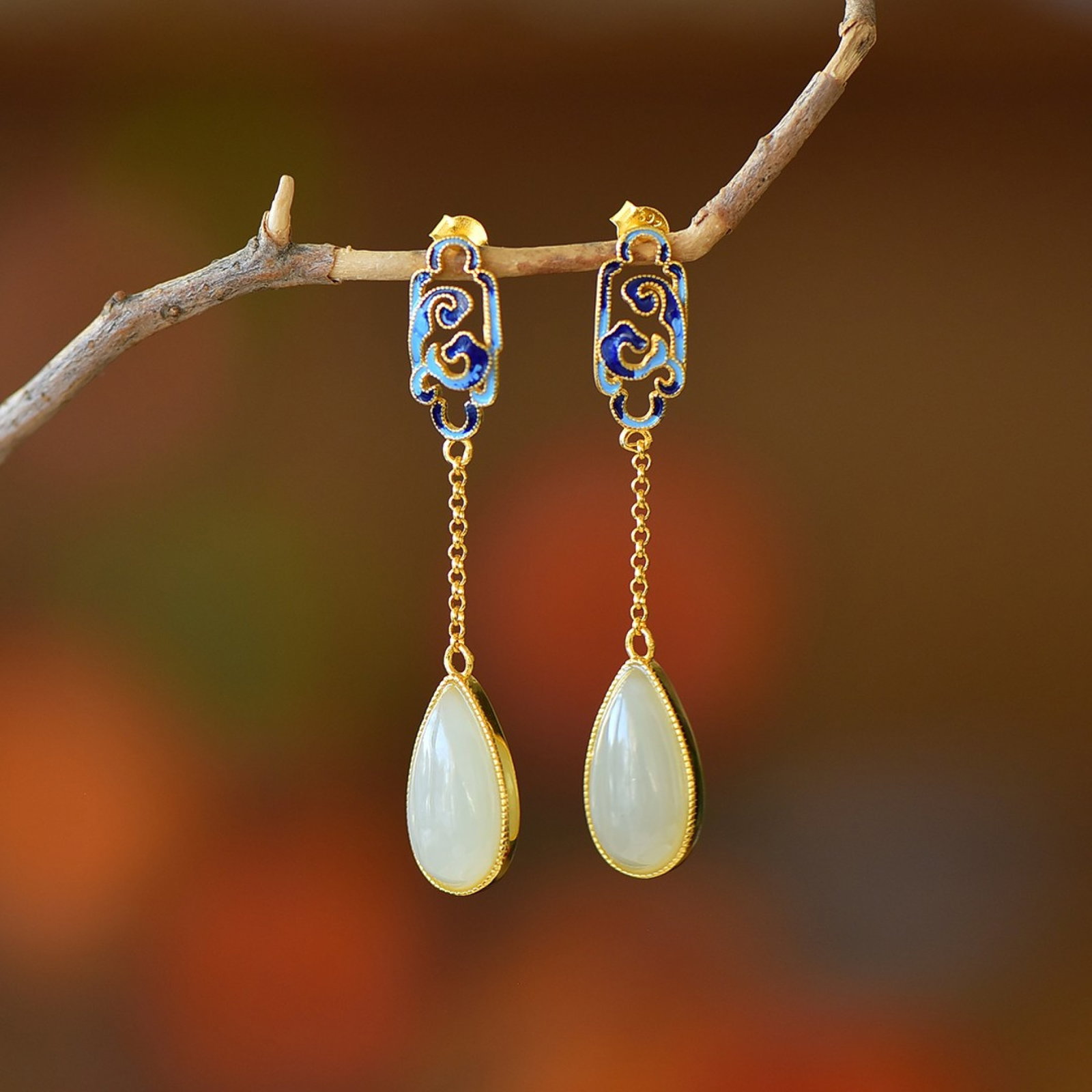A Pair of Exquisite Sterling Silver-Gold Plated Inlaid White Jade Enamel Earrings: A Pair of Exquisite Sterling Silver-Gold Plated Inlaid White Jade Enamel Earrings,Size:8mmx16mm 一对纯银镀金镶白玉珐琅耳环