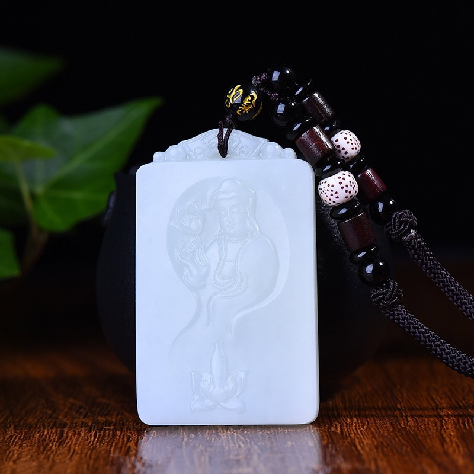 An Exquisite White Jade Avalokitesvara Pattern Pendant: An Exquisite White Jade Avalokitesvara Pattern Pendant,Size:36mmx60mm (寓意)吉祥 大慈大悲 普度众生
