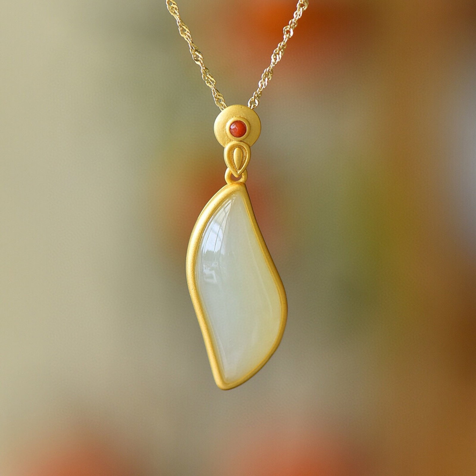 An Exquisite Sterling Silver-Gold Plated Inlaid White Jade Pendant: An Exquisite Sterling Silver-Gold Plated Inlaid White Jade Pendant,Size:10mmx27mm 纯银镀金镶白玉吊坠