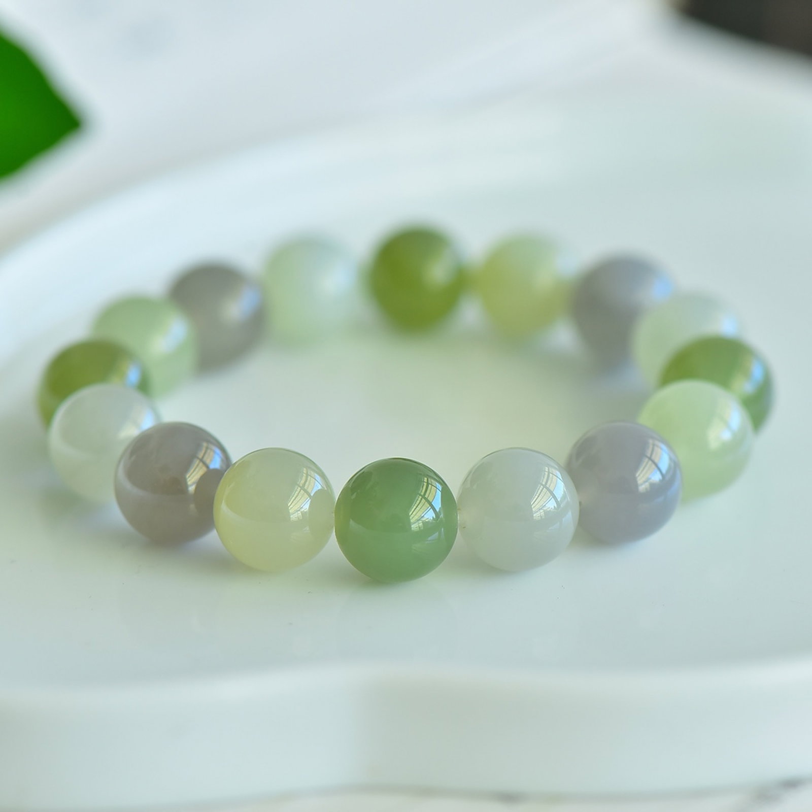An Exquisite White Jade Jasper Bracelets: An Exquisite White Jade Jasper Bracelets,Size:12mm 白玉碧玉手串