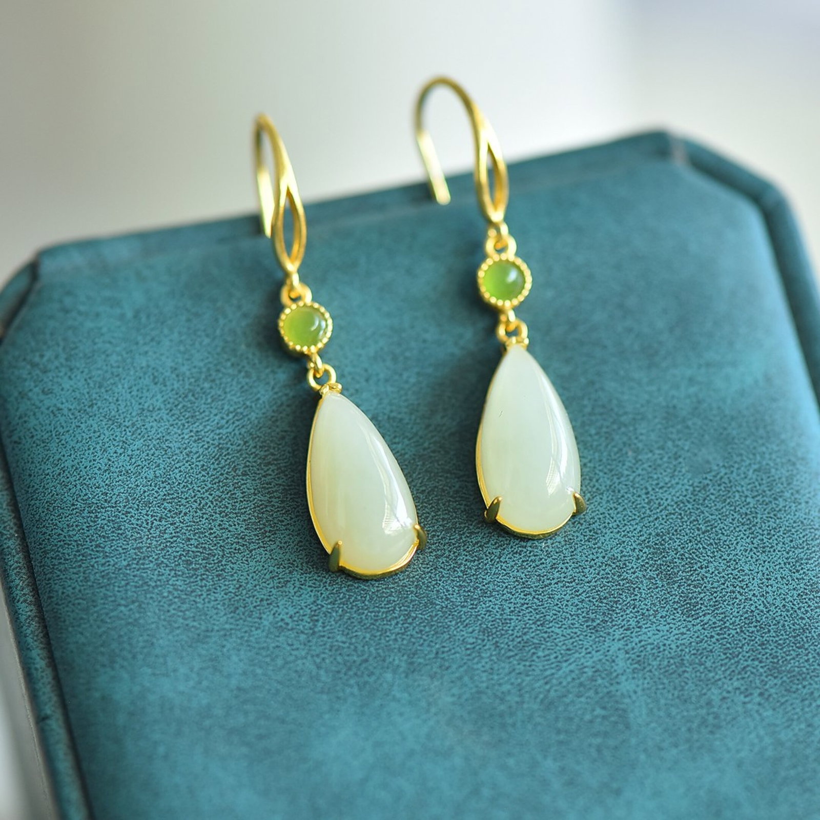 A Pair of Exquisite Sterling Silver-Gold Plated Inlaid White Jade Earrings,Inlaid Jaspers: A Pair of Exquisite Sterling Silver-Gold Plated Inlaid White Jade Earrings,Inlaid Jasper,Size:8mmx15mm