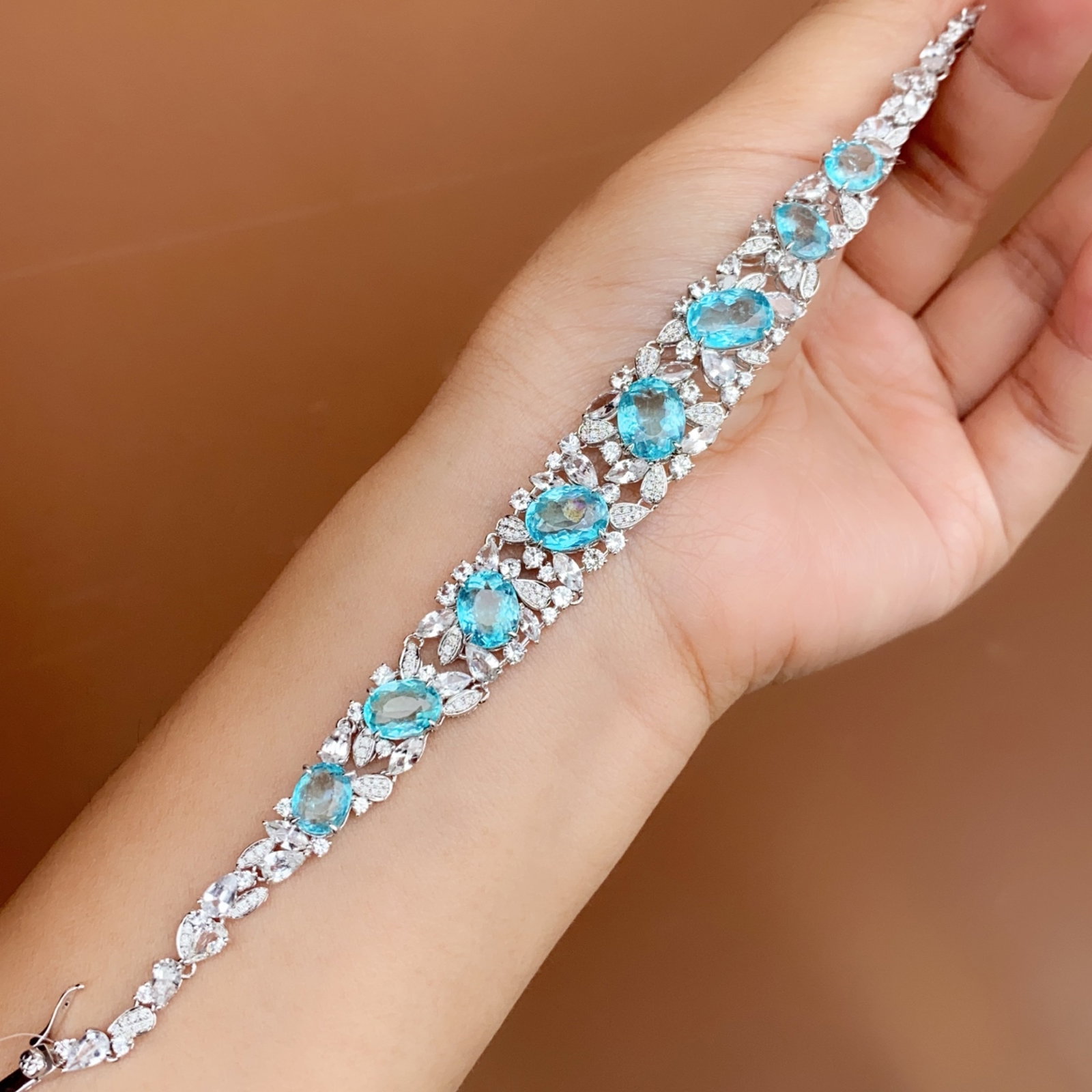 A Exquisite 18k Gold Inlaid 4.73ct Natural Sapphire Necklace,Inlaid Diamond: A Exquisite 18k Gold Inlaid 4.73ct Natural Sapphire Necklace,Inlaid Diamond,Total Weight:15.06g 18k金镶 4.73ct