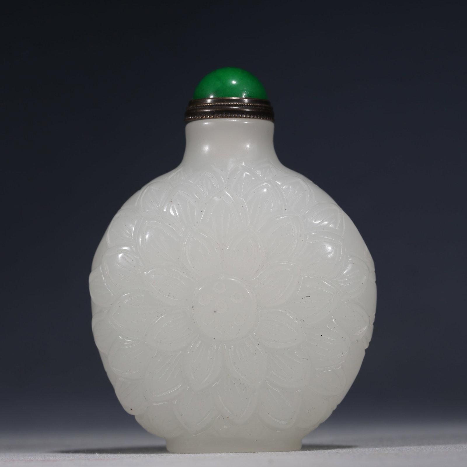 An Exquisite White Glass Snuff Bottle With Lotus Flower Pattern: An Exquisite White Glass Snuff Bottle With Lotus Flower Pattern,China,Qing Dynasty,Four-Character Qianlong Mark,Dimensions:3.1inx2.4in,白琉璃莲花纹鼻烟&