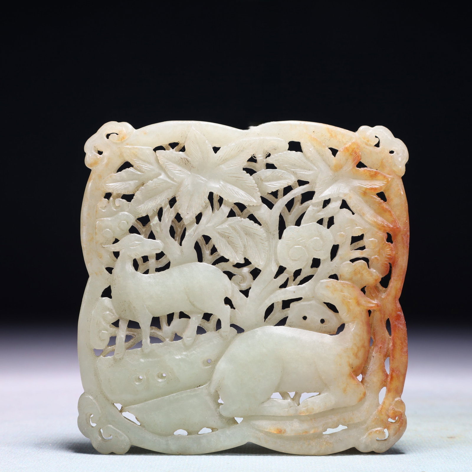 An Exquisite White Jade Flower and Deer Pattern Pendant: An Exquisite White Jade Flower and Deer Pattern Pendant