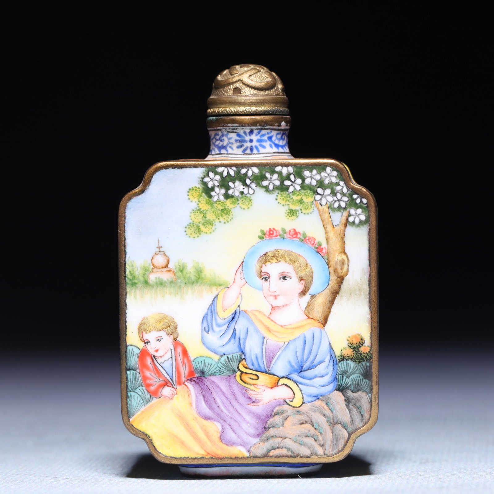 An Exquisite Painted Enamel Figure Pattern Snuff Bottle (1 of 8)