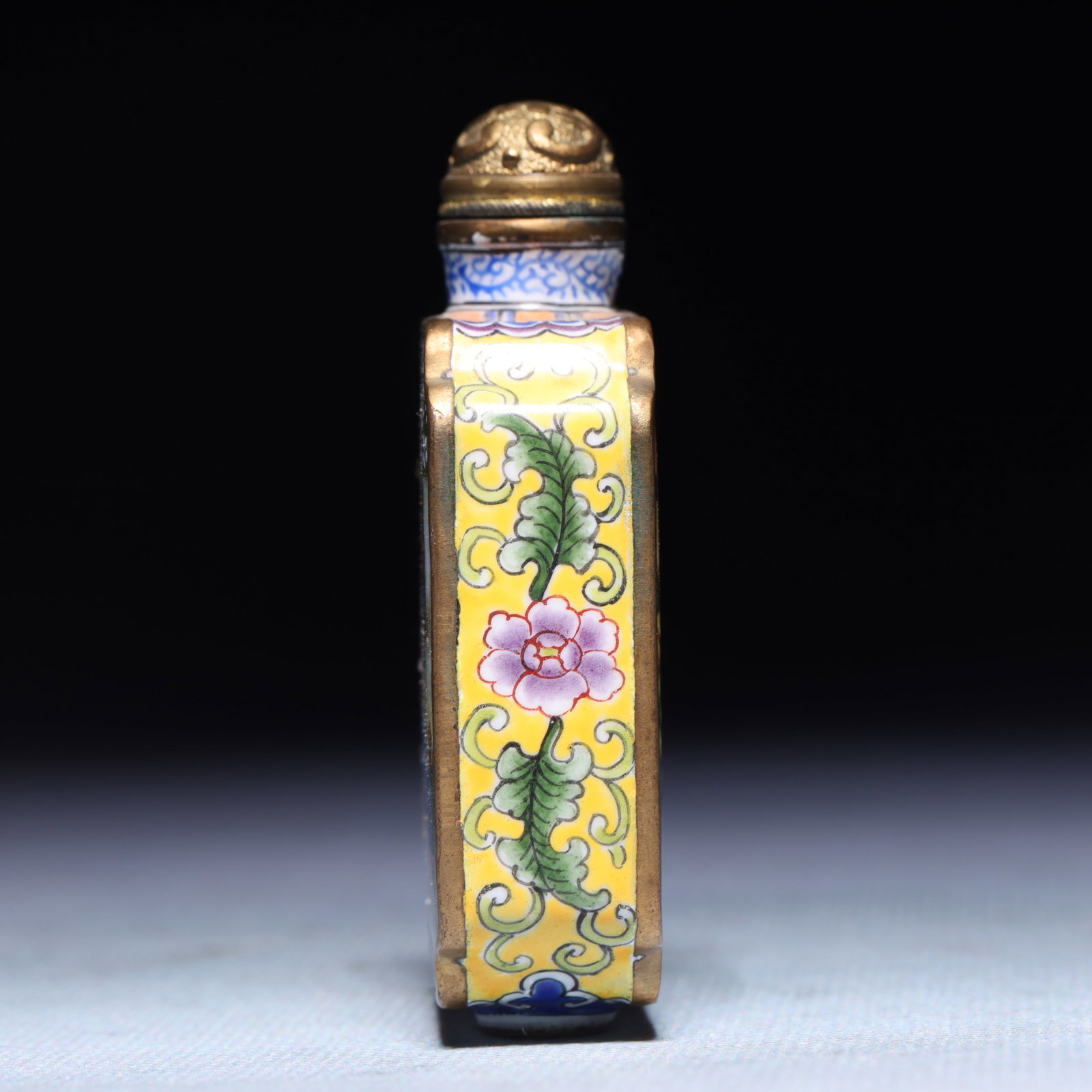 An Exquisite Painted Enamel Figure Pattern Snuff Bottle - 3