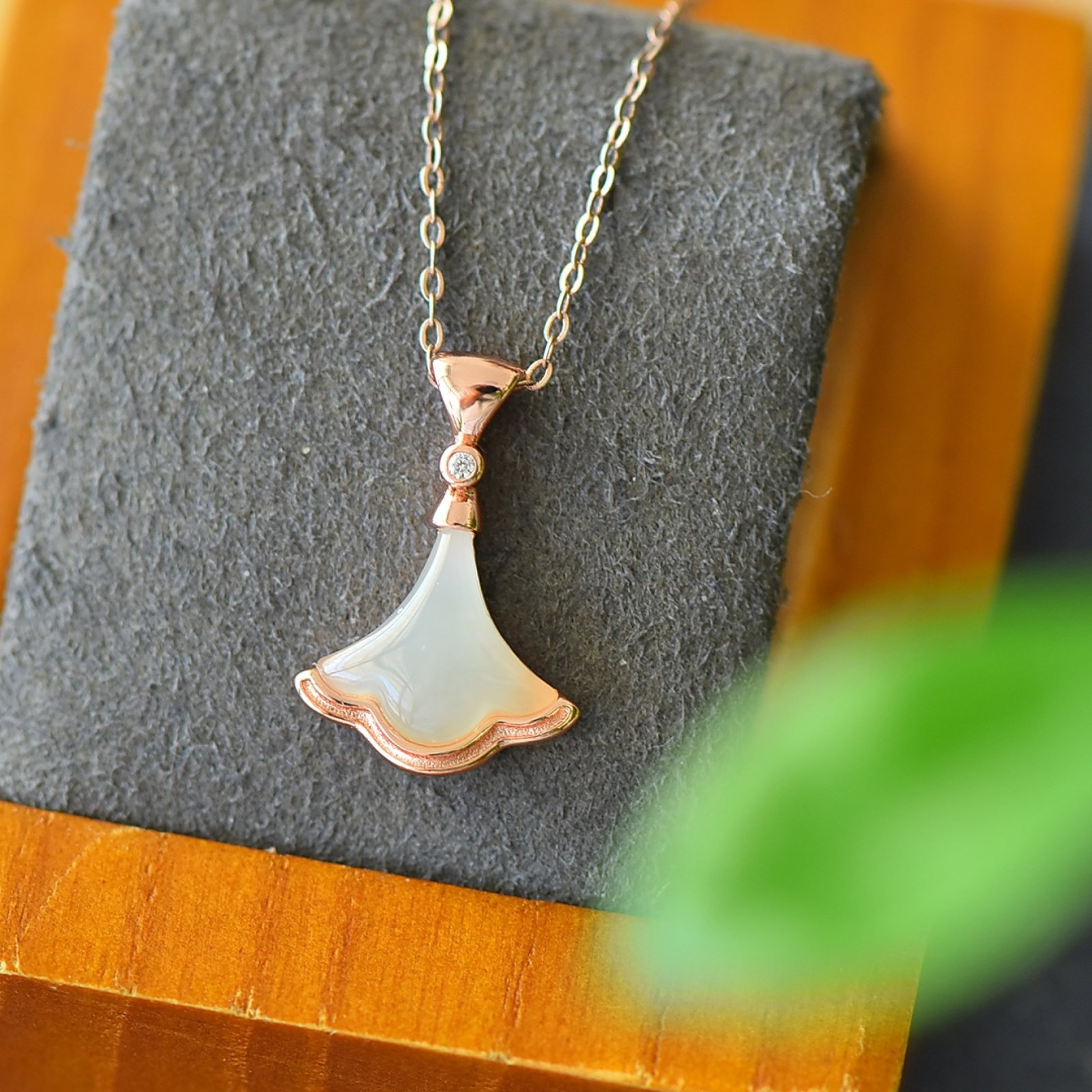 An Exquisite Sterling Silver-Gold Plated Inlaid White Jade Necklace: An Exquisite Sterling Silver-Gold Plated Inlaid White Jade Necklace