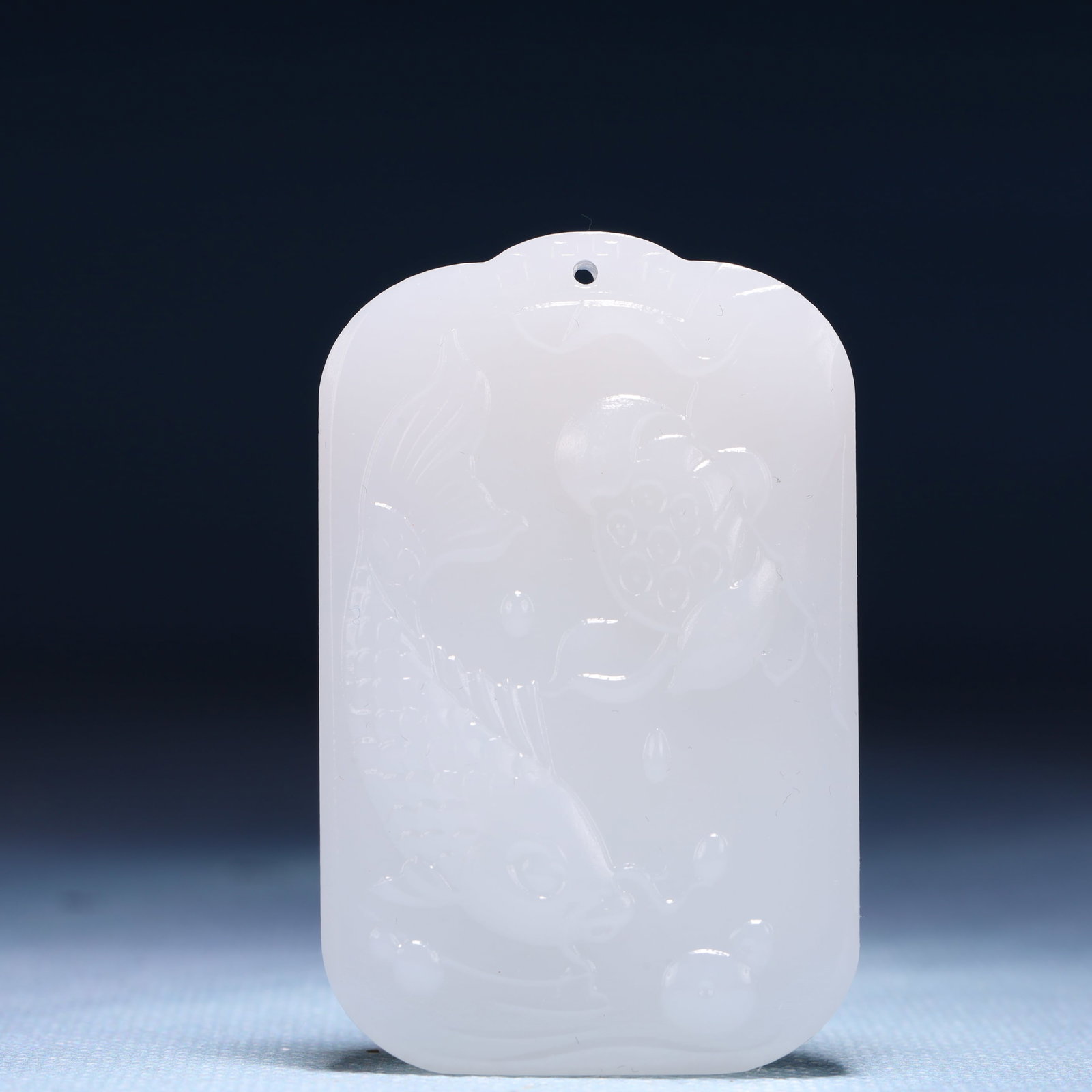 An Exquisite White Jade Flower and Fish Pattern Pendant: An Exquisite White Jade Flower and Fish Pattern Pendant