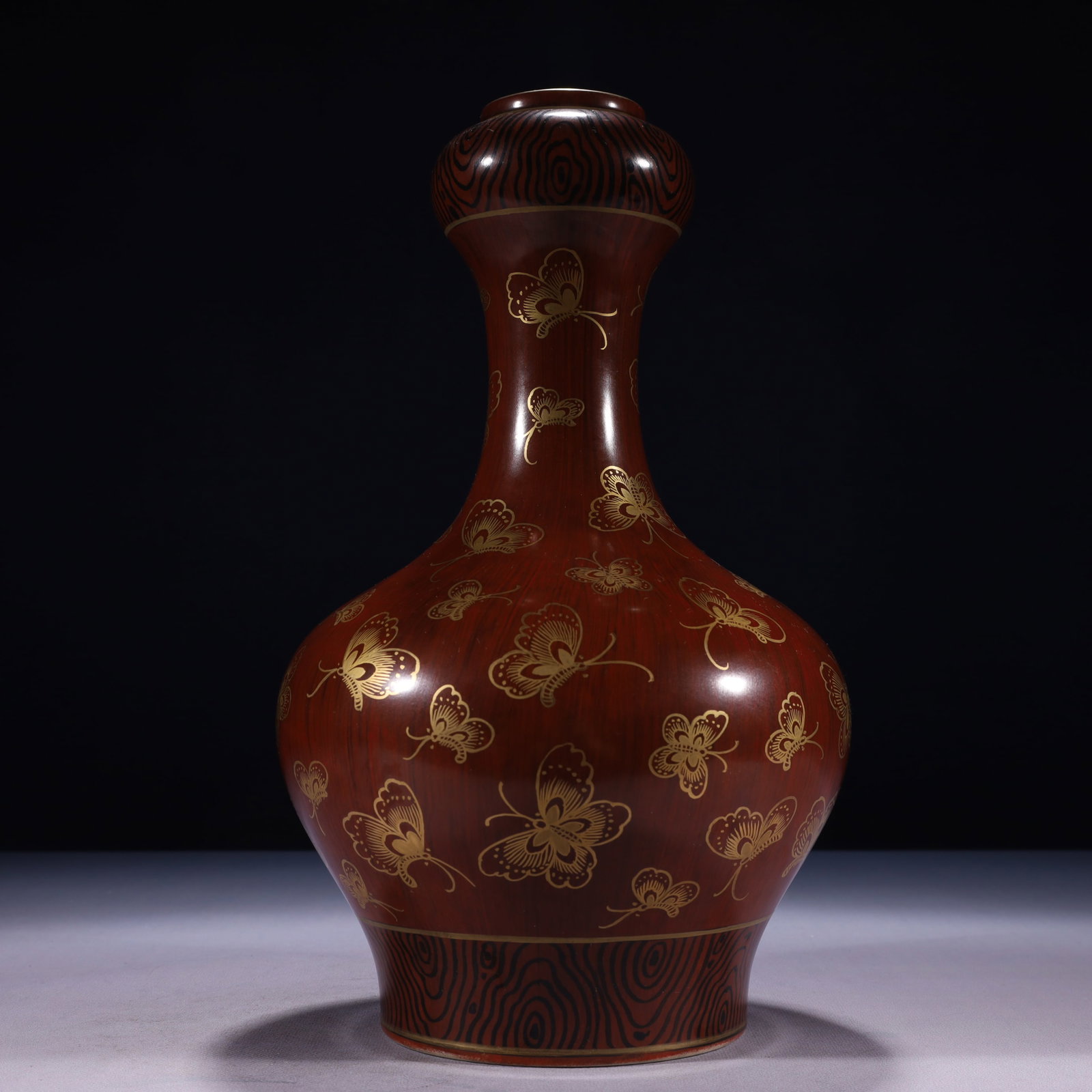 An Exquisite Red Glazed Painted Gold Butterfly Pattern Vase: An Exquisite Red Glazed Painted Gold Butterfly Pattern Vase