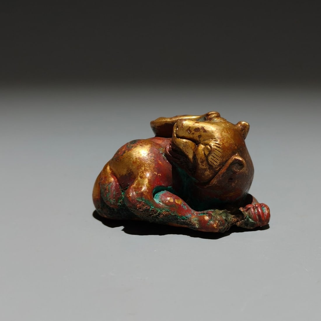 An Exquisite Gilt Bronze Bear Ornament (1 of 9)