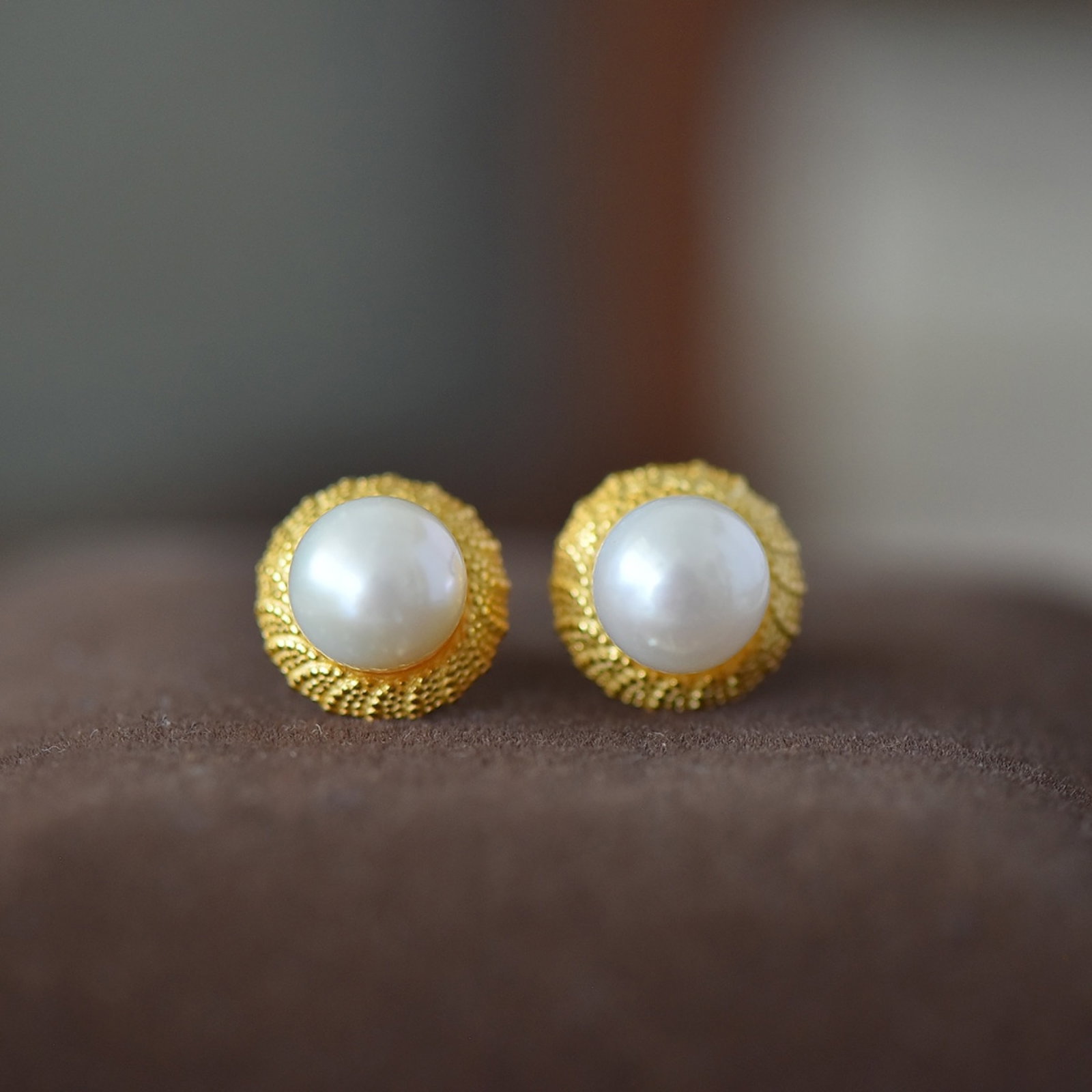A Pair of Exquisite Sterling Silver Inlaid Pearl Earrings: A Pair of Exquisite Sterling Silver Inlaid Pearl Earrings