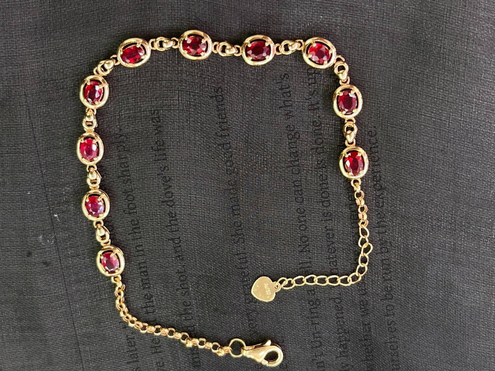 A Exquisite 18k Gold Inlaid 3.00ct Natural Ruby Bracelets: A Exquisite 18k Gold Inlaid 3.00ct Natural Ruby Bracelets