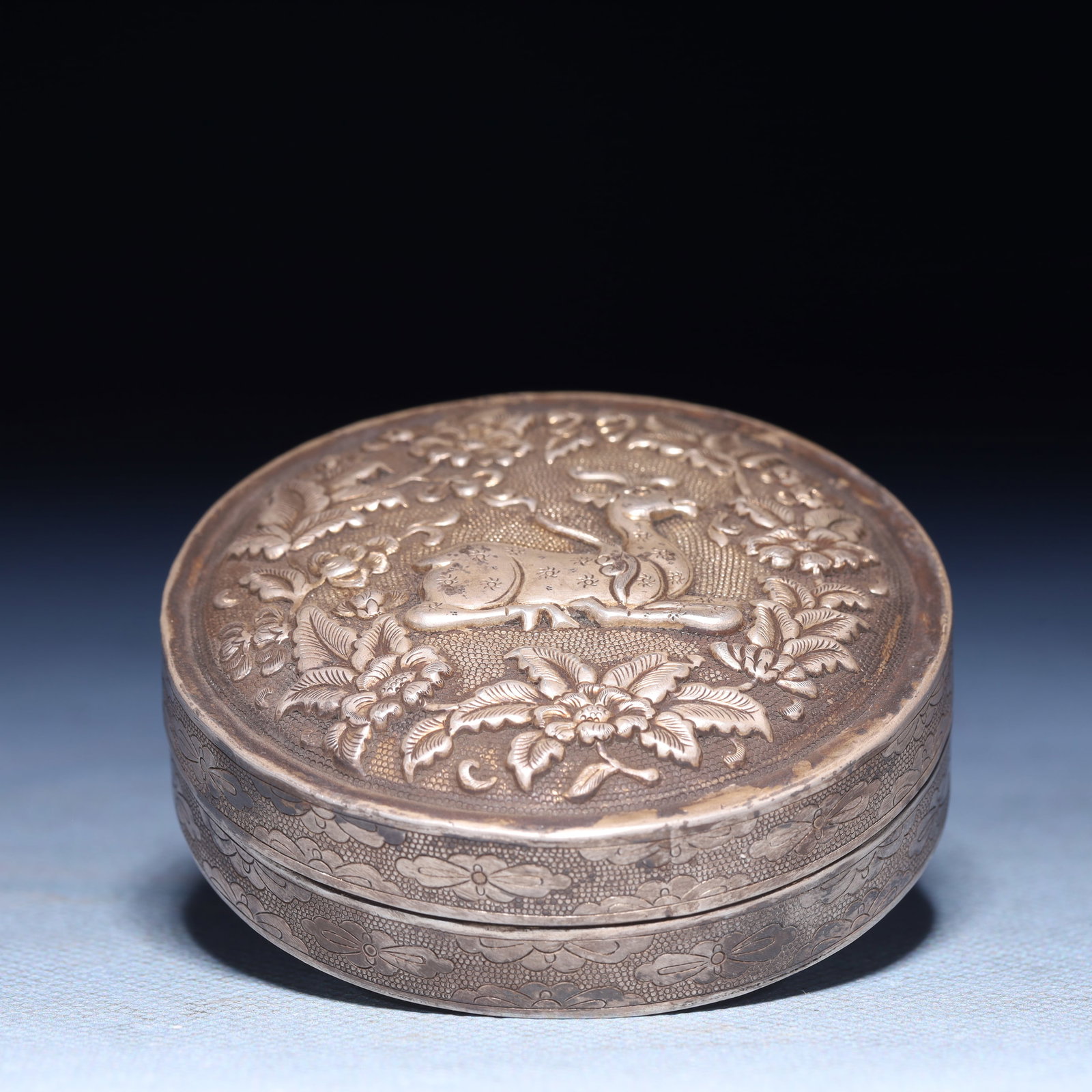An Exquisite Silver Flower and Pattern Box - 2