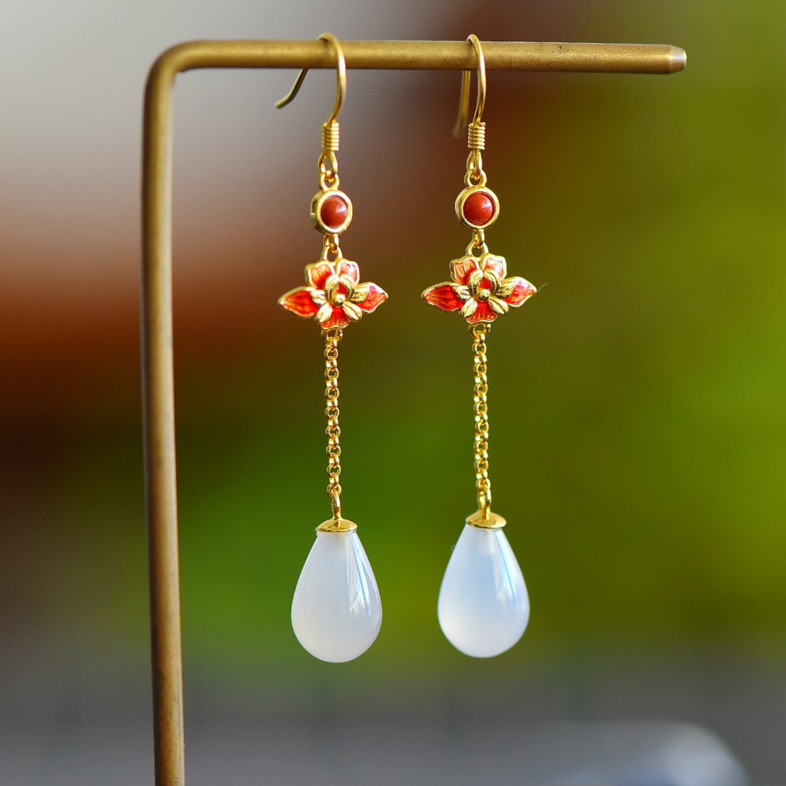 A Pair of Exquisite Sterling Silver-Gold Plated Inlaid Agate Earrings: A Pair of Exquisite Sterling Silver-Gold Plated Inlaid Agate Earrings