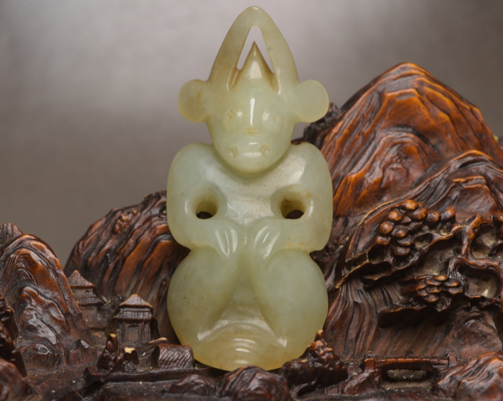 An Exquisite White Jade Figure Ornament (1 of 9)