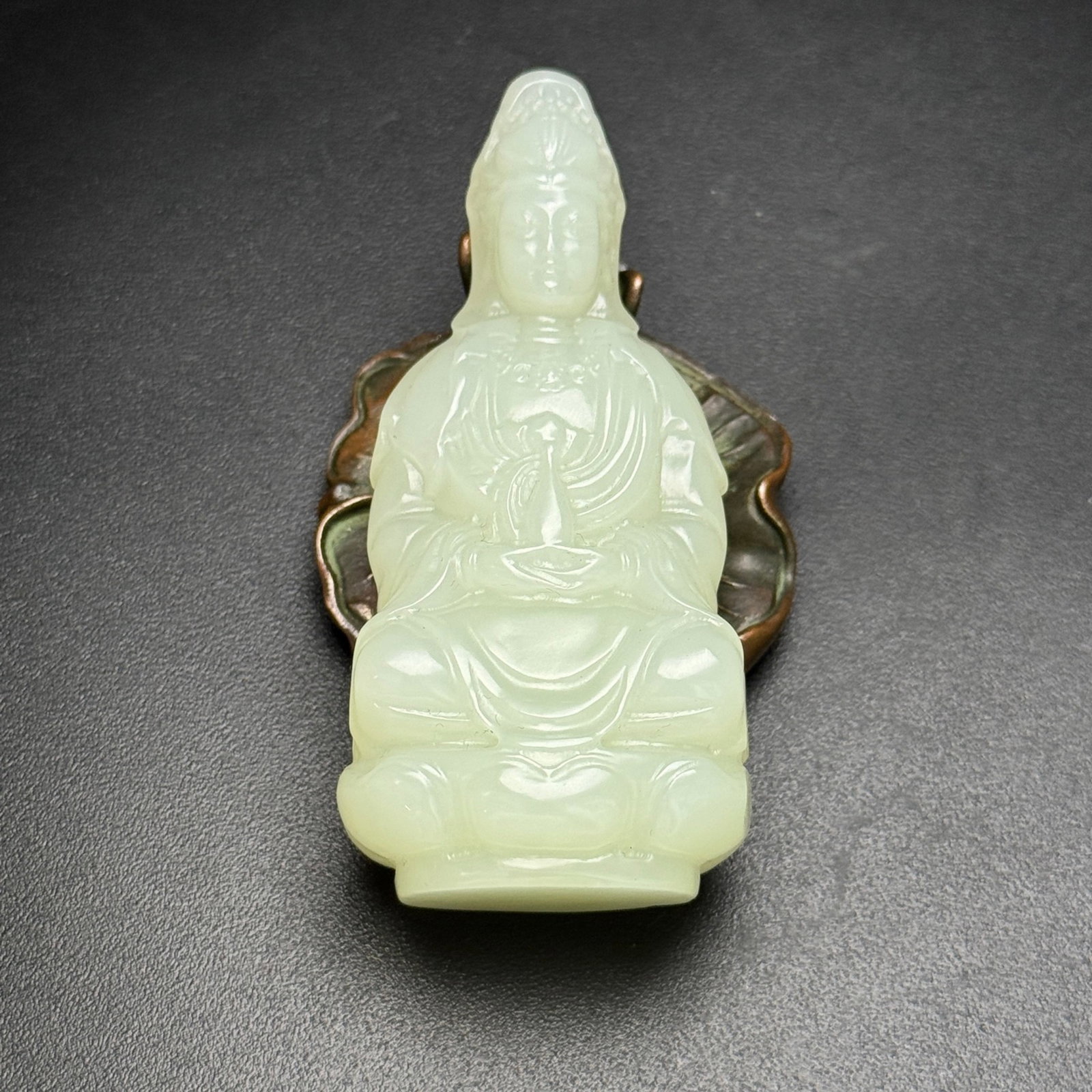 An Exquisite White Jade Statue of Avalokitesvara Ornament: An Exquisite White Jade Statue of Avalokitesvara Ornament