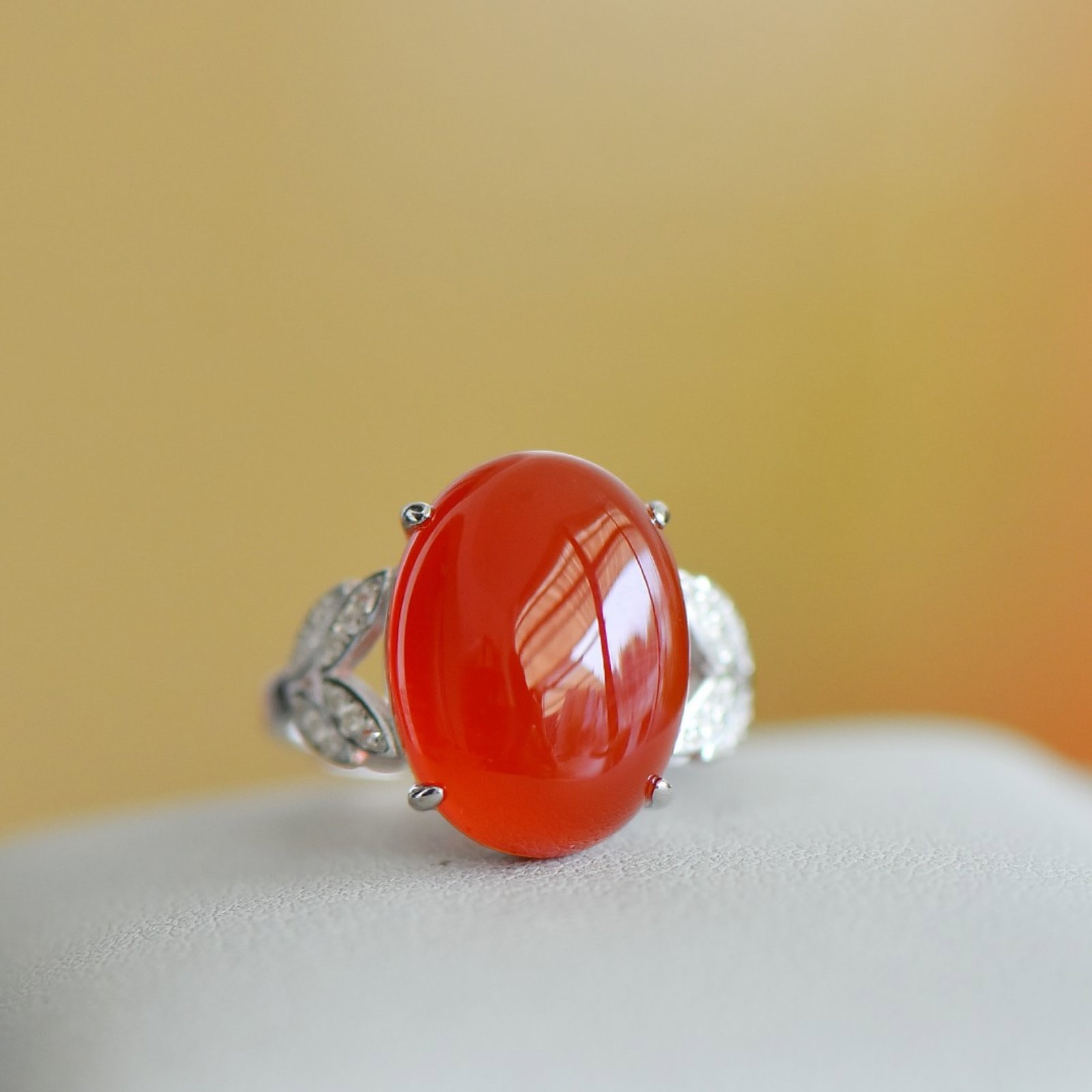 An Exquisite Sterling Silver Inlaid Red Agate Ring,Inlaid Diamond