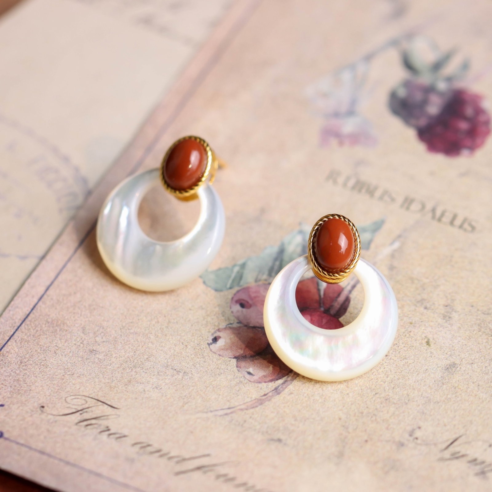 A Pair of Exquisite Sterling Silver-Gold Plated Inlaid Shell Earrings,Inlaid Agate (1 of 4)